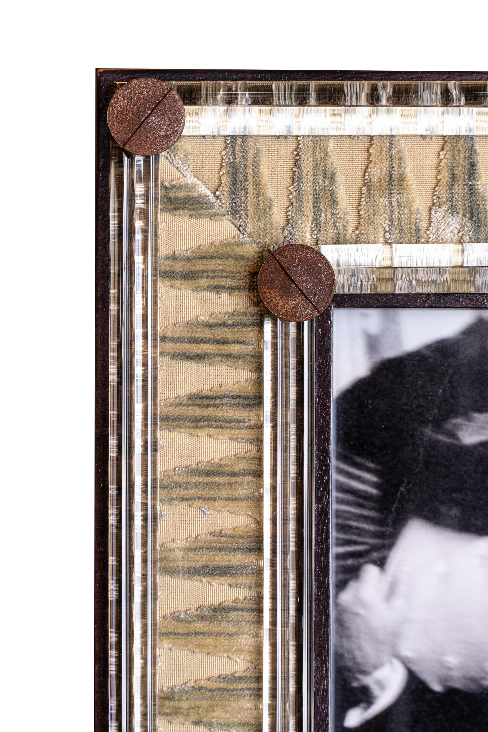 The Baltico picture frame, designed by Giberto Arrivabene Valenti Gonzaga, is a rectangular object of exceptional elegance, combining green velvet from Tessitura Luigi Bevilacqua with a handmade wooden base and delicate Murano glass. 
Its rich green