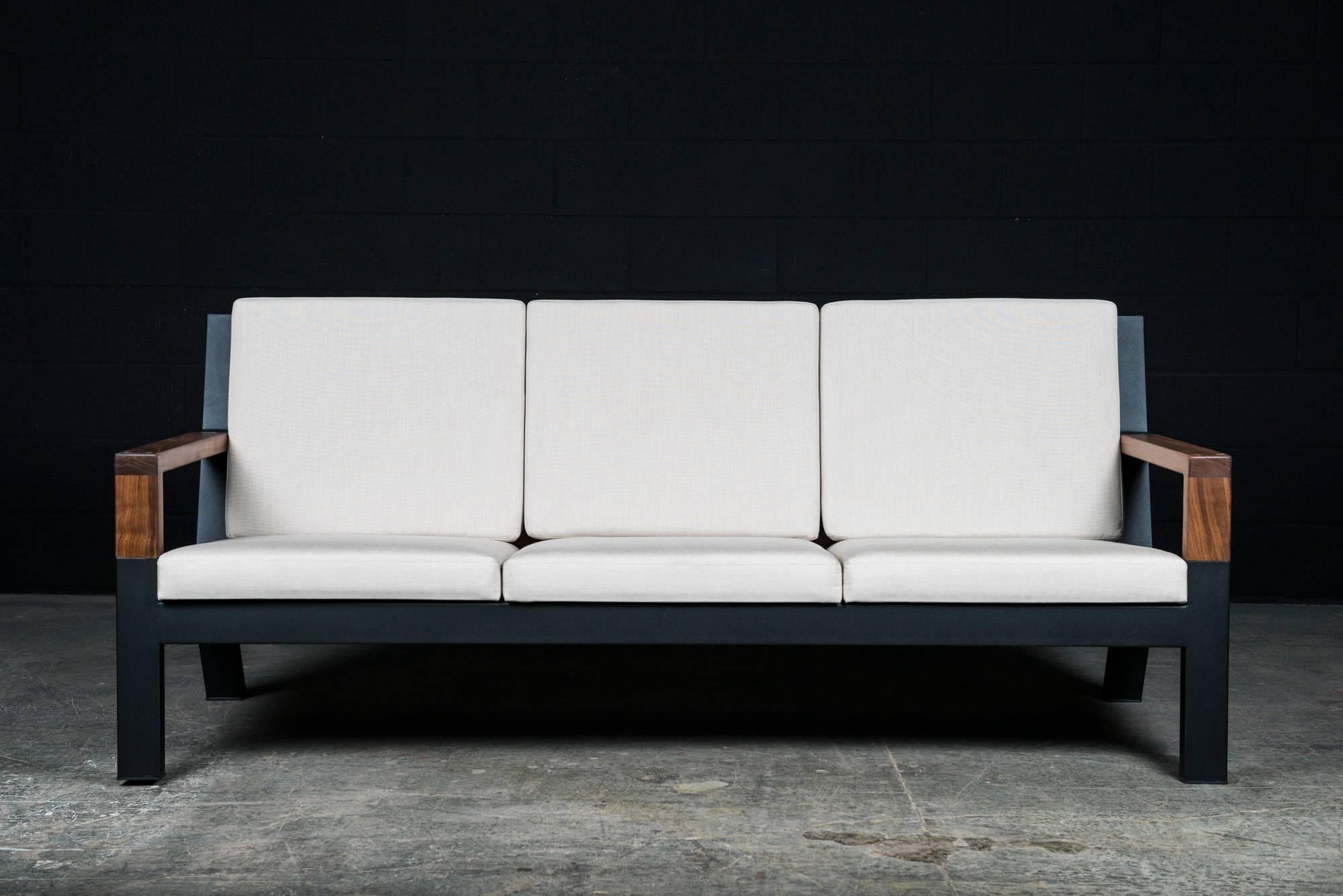 Baltimore Modernes Sofa von Ambrozia aus Nussbaum, schwarzem Stahl und beigefarbener Polsterung (Kanadisch) im Angebot