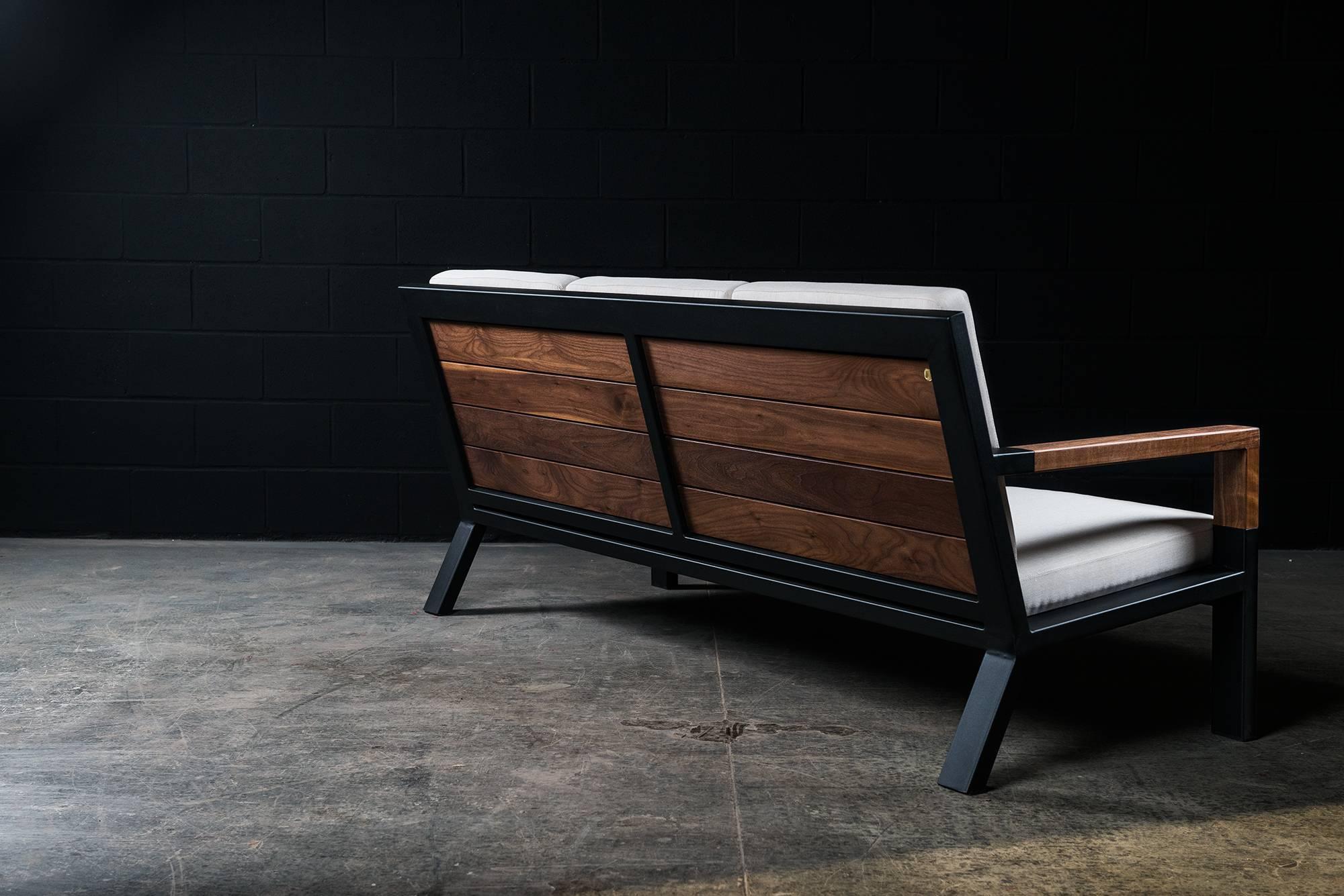 Baltimore Modernes Sofa von Ambrozia aus Nussbaum, schwarzem Stahl und beigefarbener Polsterung (Handgefertigt) im Angebot