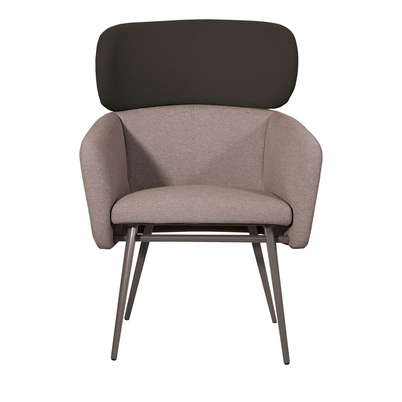 A combination of elegance and functionality, this chair exudes comfort thanks to its soft and embracing seat. It features a slim black-lacquered beechwood structure with slanted legs and a simple yet extremely comfortable seat padded with