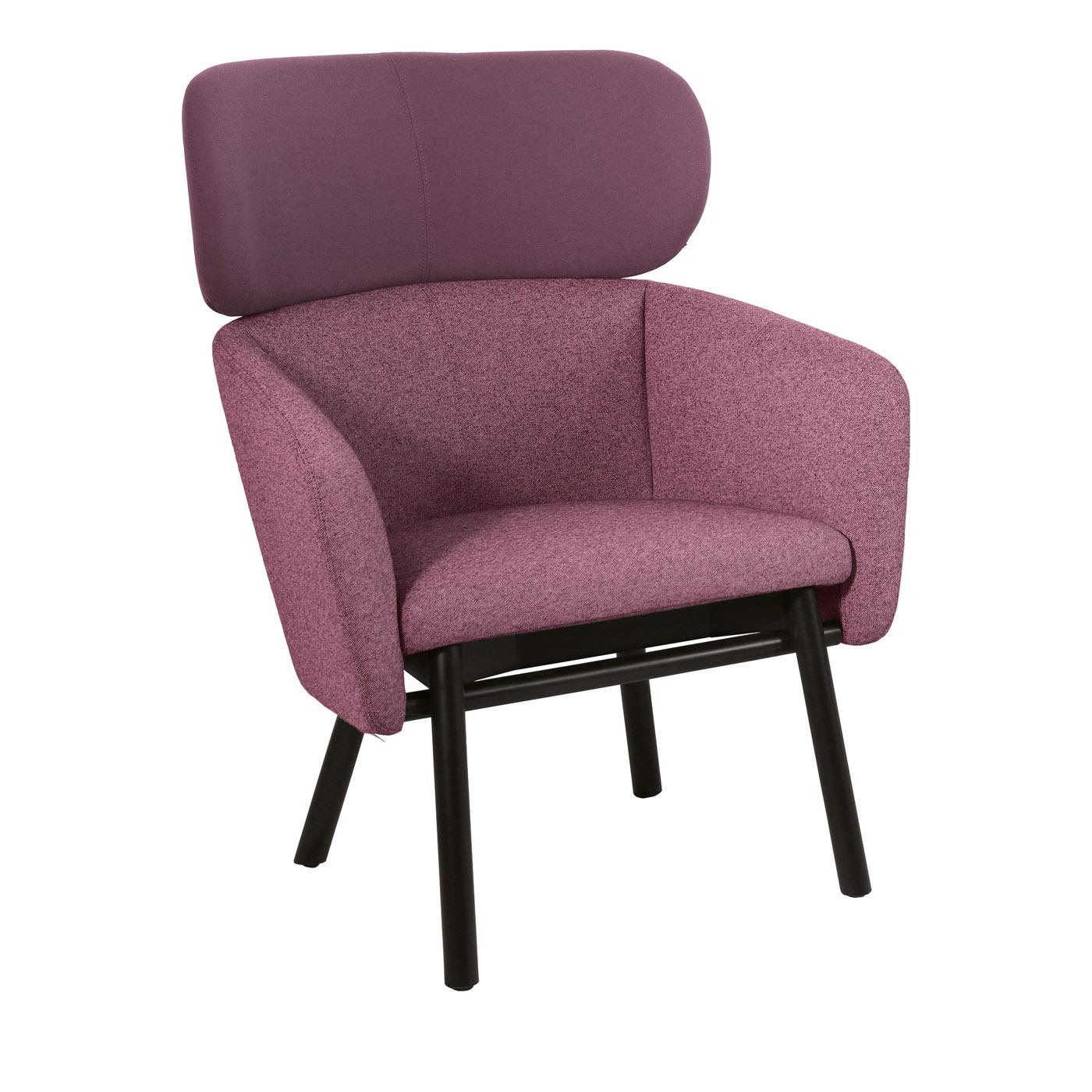 This armchair is a superb addition to both Classic and contemporary interiors, exuding sophistication and comfort. The welcoming seat is upholstered in a lilac fabric, and padded of a combination of polyurethane and dacron, like the back and