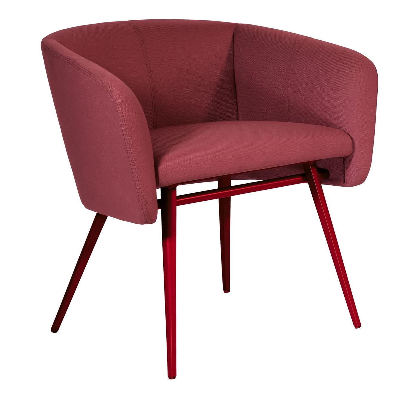 This chair has an elegant and comfortable allure, thanks to its welcoming and generous silhouette and its sophisticated burgundy hue. Reminiscent of the traditional tub chair, it features a superb structure in beechwood with slanted legs boasting a