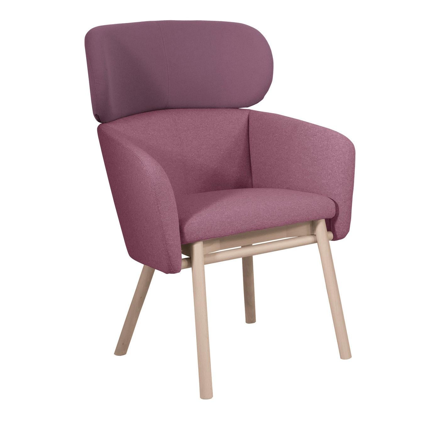 Dieser atemberaubende Stuhl ist ein zarter und gemütlicher Akzent in einem modernen Wohn- oder Esszimmer. Die solide, schlichte Struktur besteht aus gebleichtem Buchenholz und ruht auf vier langen, schrägen Beinen. Eine geräumigere Version des von