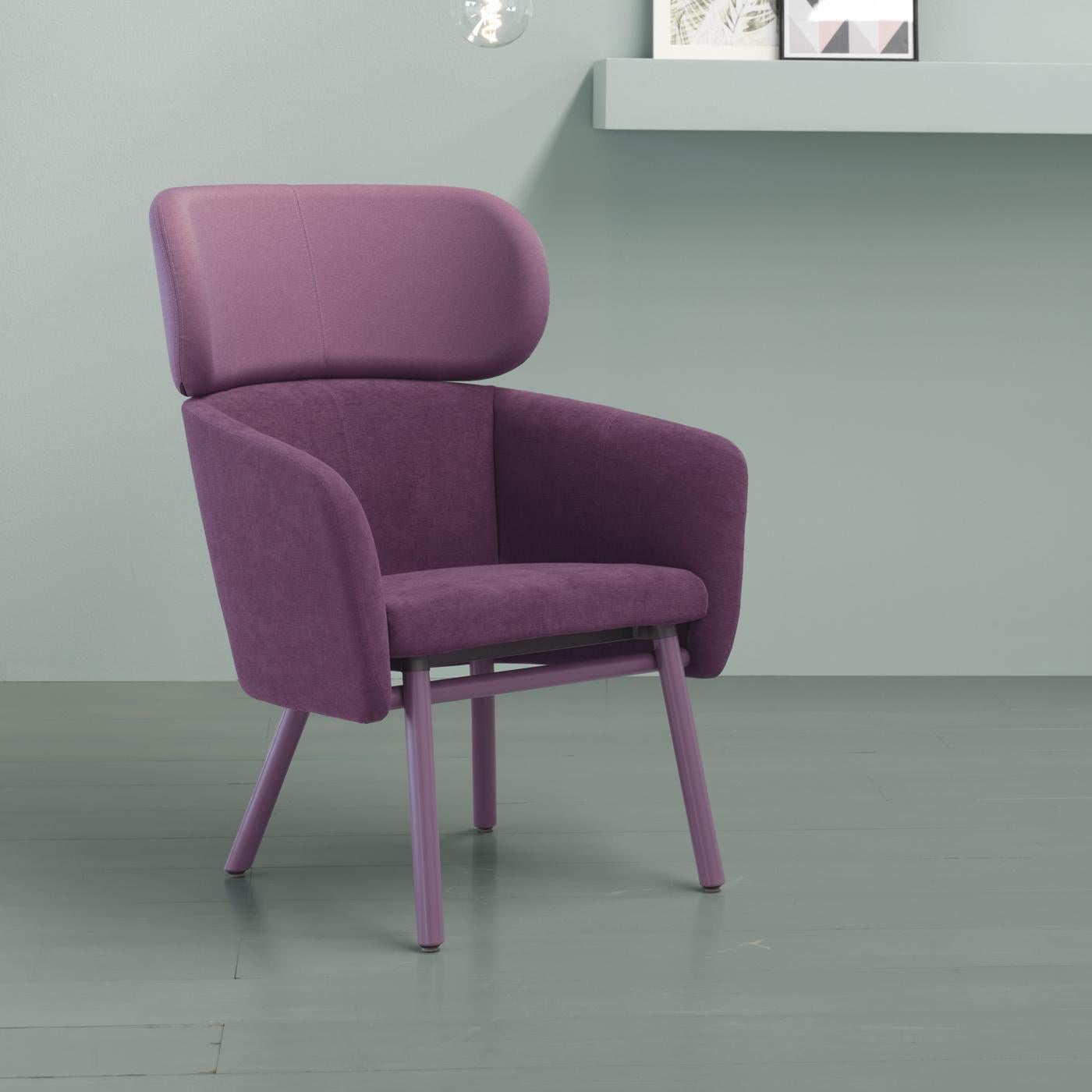 Eine großzügigere Version des raffinierten Stuhls Balù von Emilio Nanni, der sowohl im Esszimmer als auch im Wohnbereich für Raffinesse sorgt. Die elegante Struktur aus fliederfarben lackiertem Buchenholz mit leicht abgeschrägten Beinen und die
