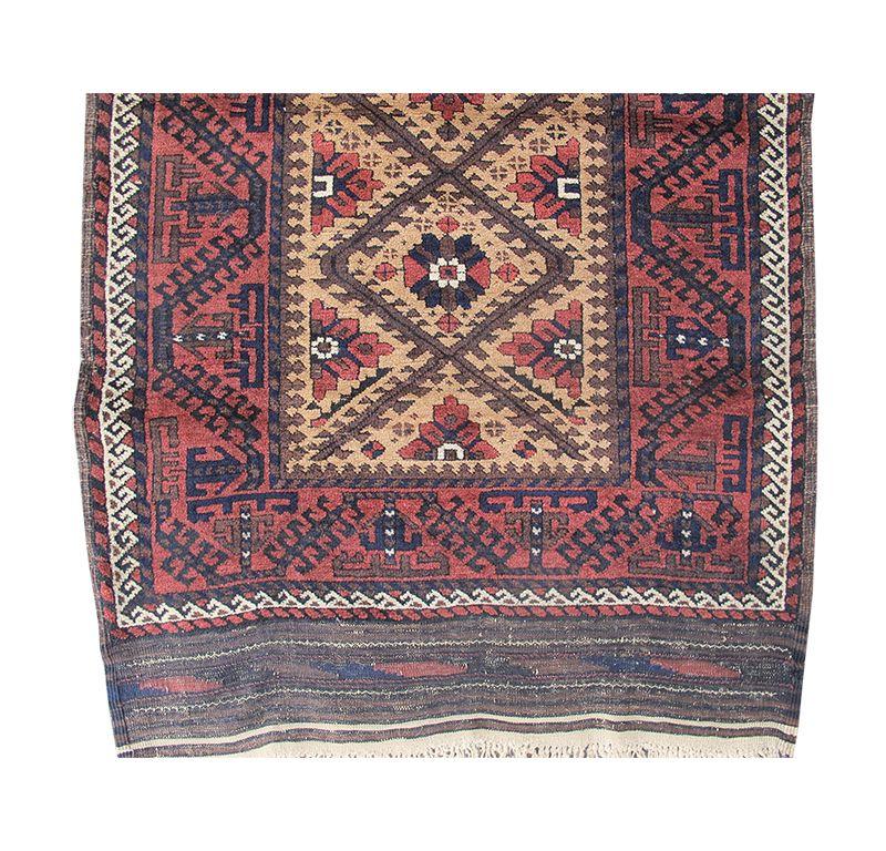 Tapis baloutche, C.C. 1900

Ce tapis classique de Baluch dessine des éclats floraux alternés à l'intérieur d'un treillis sur un fond de laine camel naturelle non teintée. Les deux types de fleurs dessinés ici pourraient en fin de compte dériver de