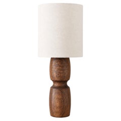 Lámpara de mesa «Baluster» de nogal de Andrew Morris Design. Pantalla incluida
