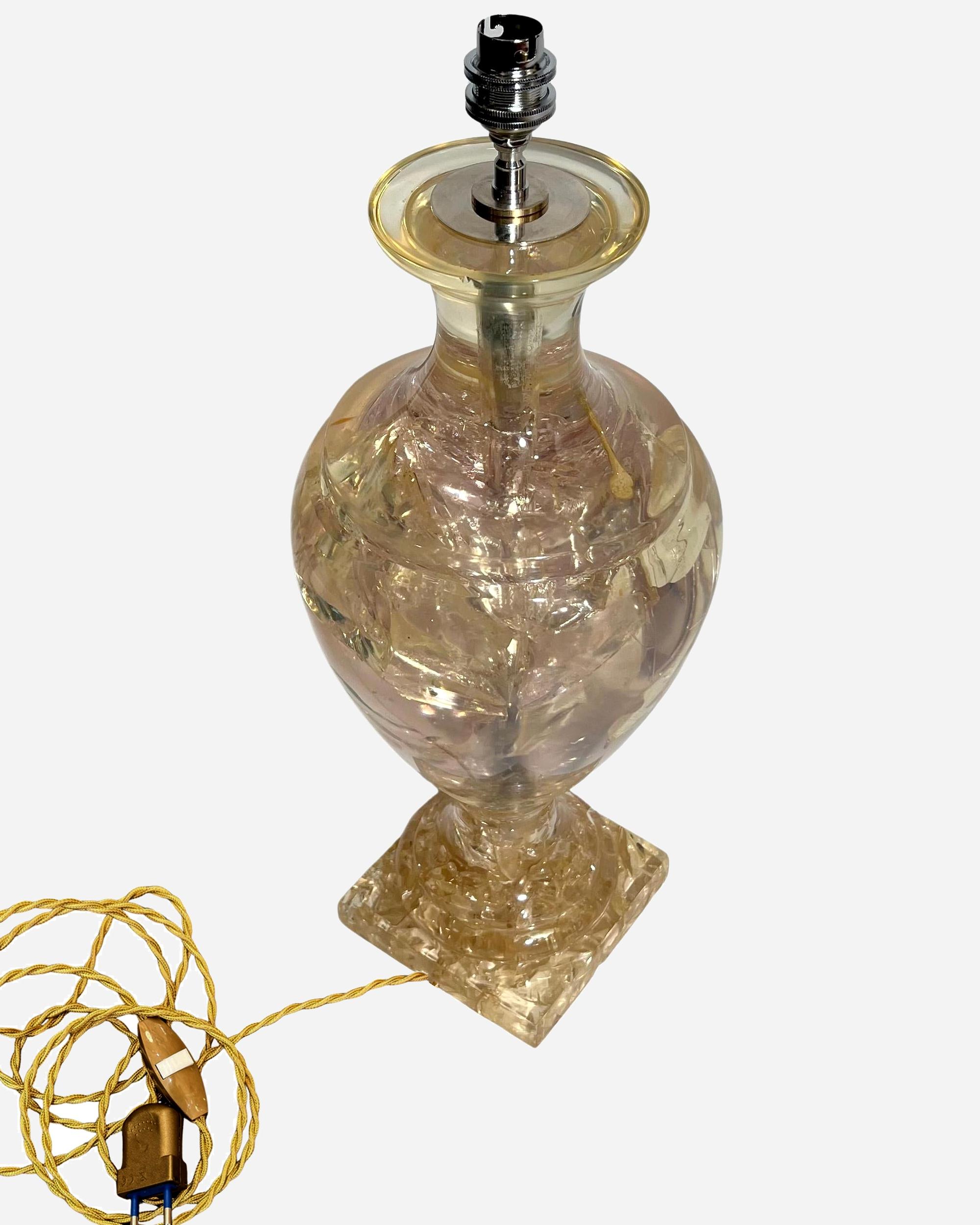 Grande base di lampada in resina frattale color champagne, con alcuni accenti rosa.

Altezza: 48 cm (18,9 pollici)
Diametro: 19,5 cm (7,7 pollici)
Base: 13 cm X 13 cm (5,12 pollici x 5,12 pollici).

Biografia

Pierre Giraudon, Francia