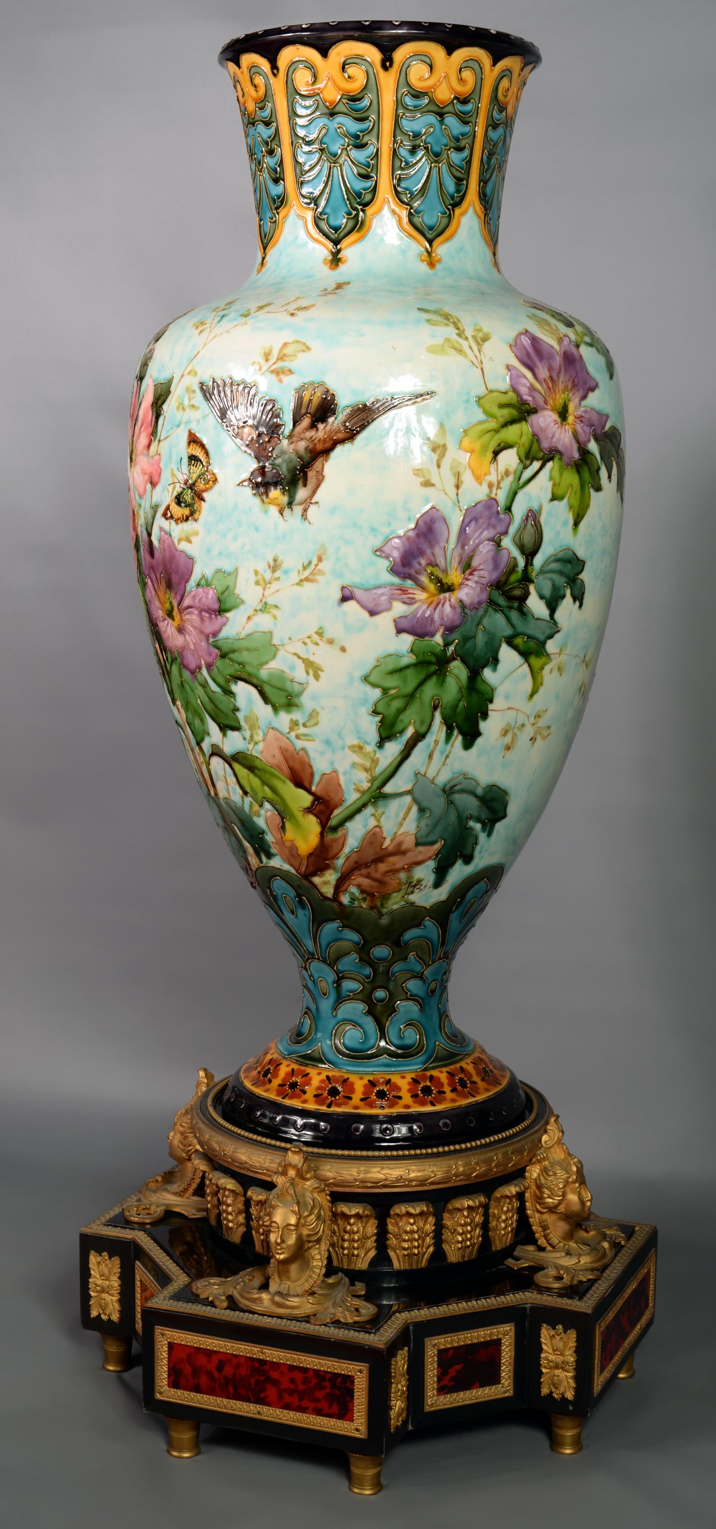 This exceptional baluster vase, important because of its size, was made of porcelain in the second half of the 19th century.
It is adorned with a very beautiful enameled and polychromatic decoration in the pure Napoleon III taste depicting flowers