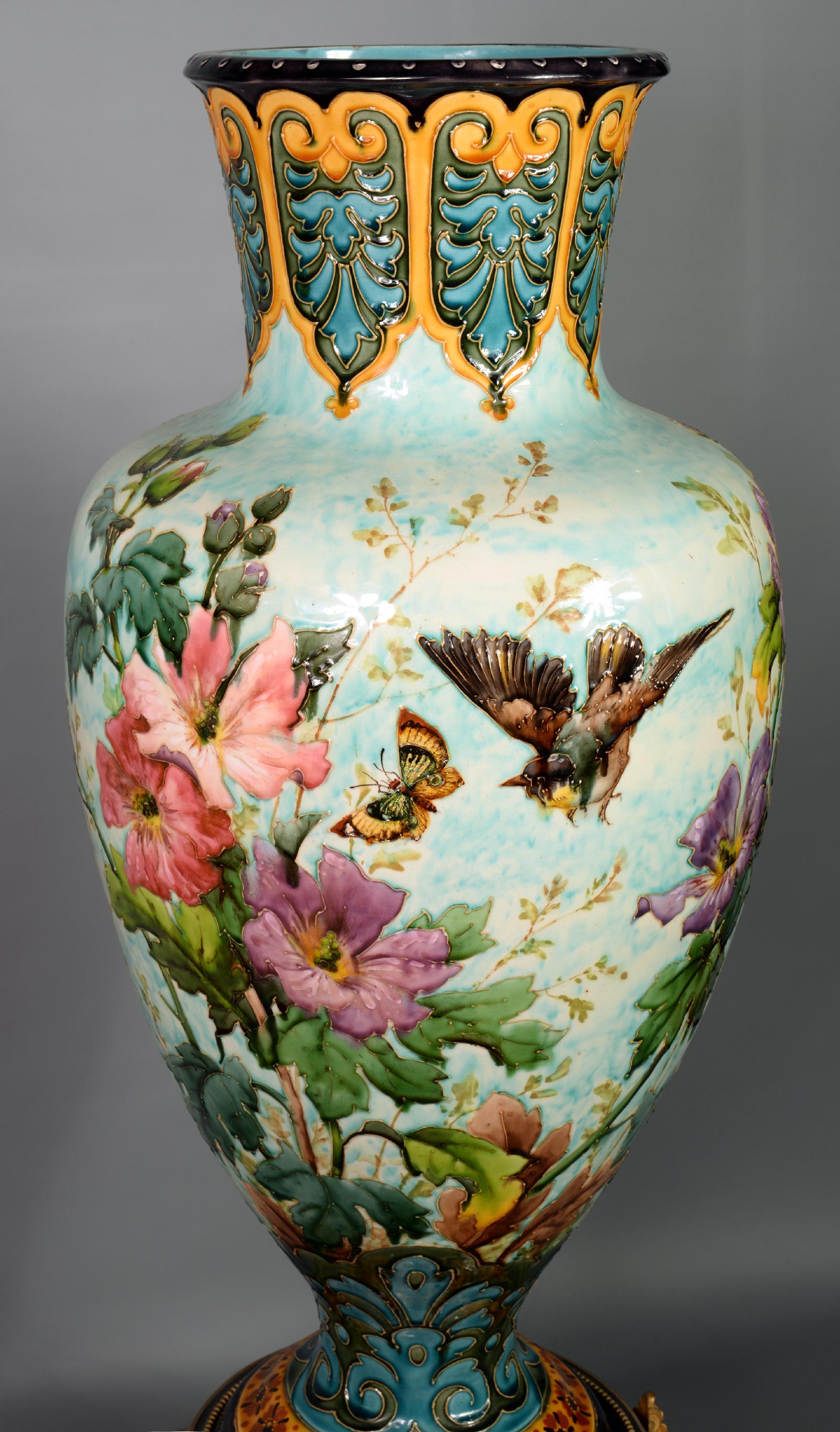 Baluster Napoleon III Vase in Porcelain on a Base with Scales and Wood Veneer In Good Condition For Sale In SAINT-OUEN-SUR-SEINE, FR