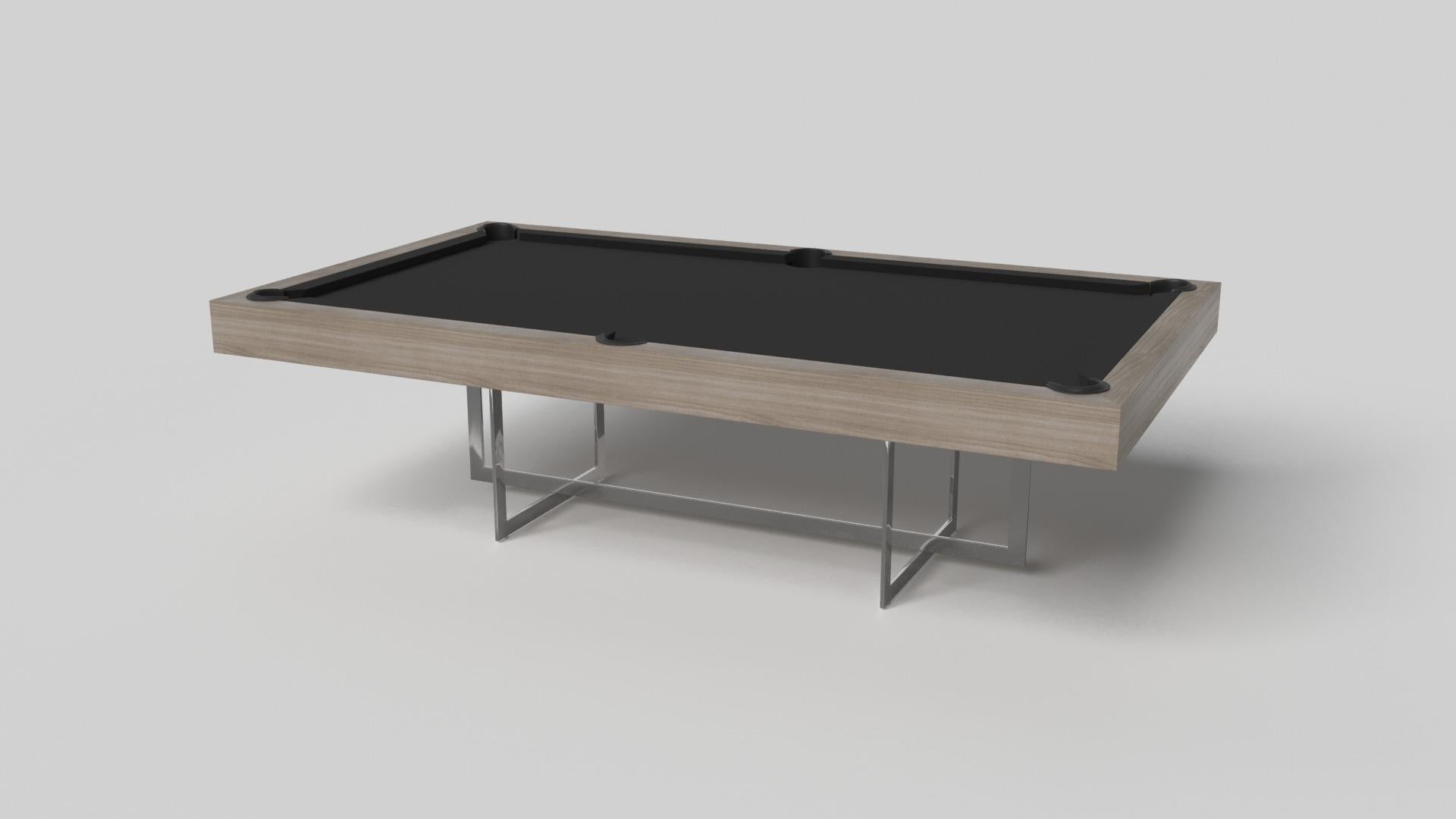 Con una base metálica abierta, nuestra mesa Beso es una expresión única de formas contemporáneas y espacio negativo. Esta mesa de billar está fabricada a mano por nuestros maestros artesanos con una base rectangular que reproduce los ángulos y