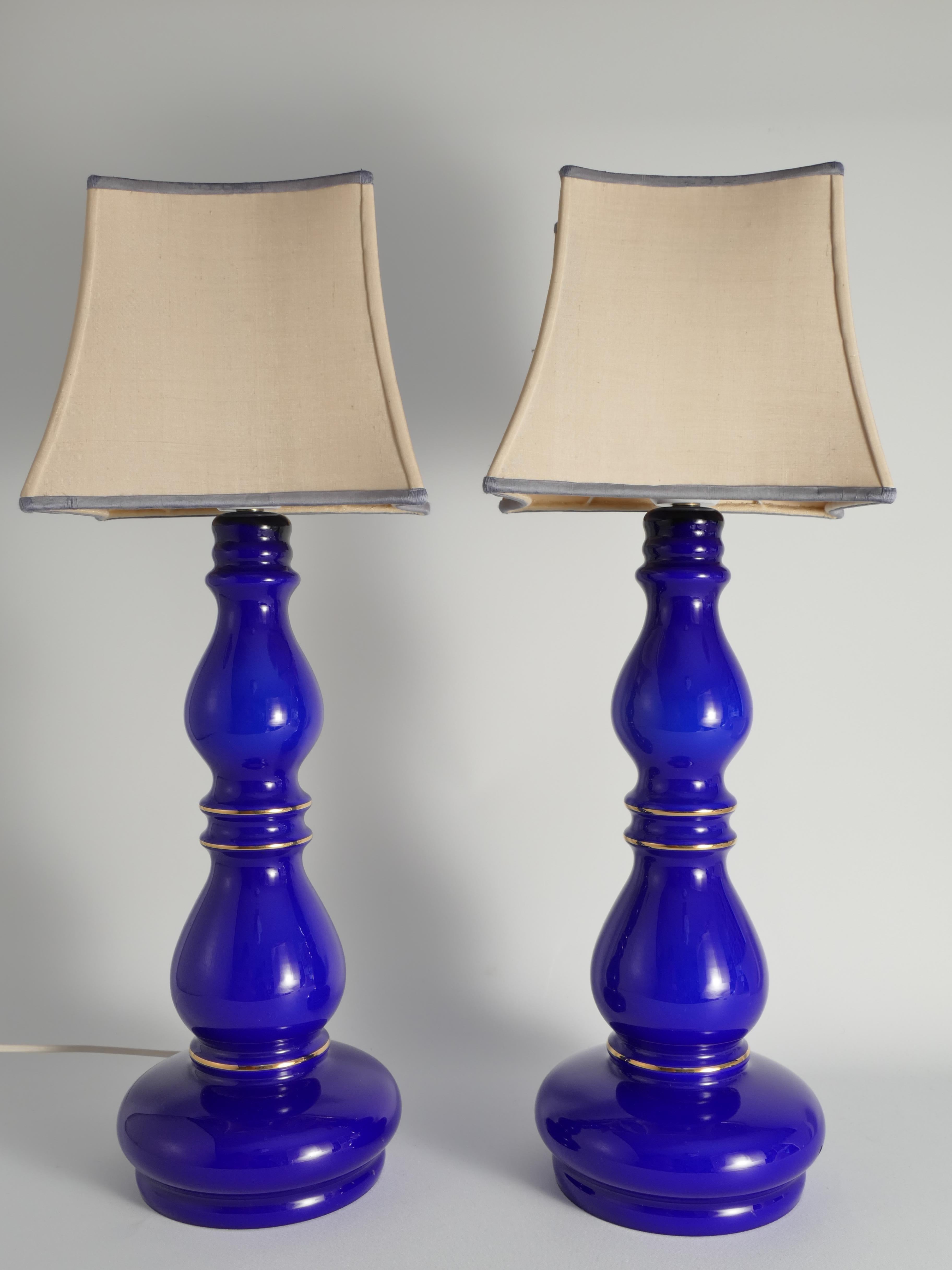 Balusterförmige Tischlampen aus kobaltblauem Glas, Glashütte Rosdala 1960, 2er-Set (Mitte des 20. Jahrhunderts) im Angebot