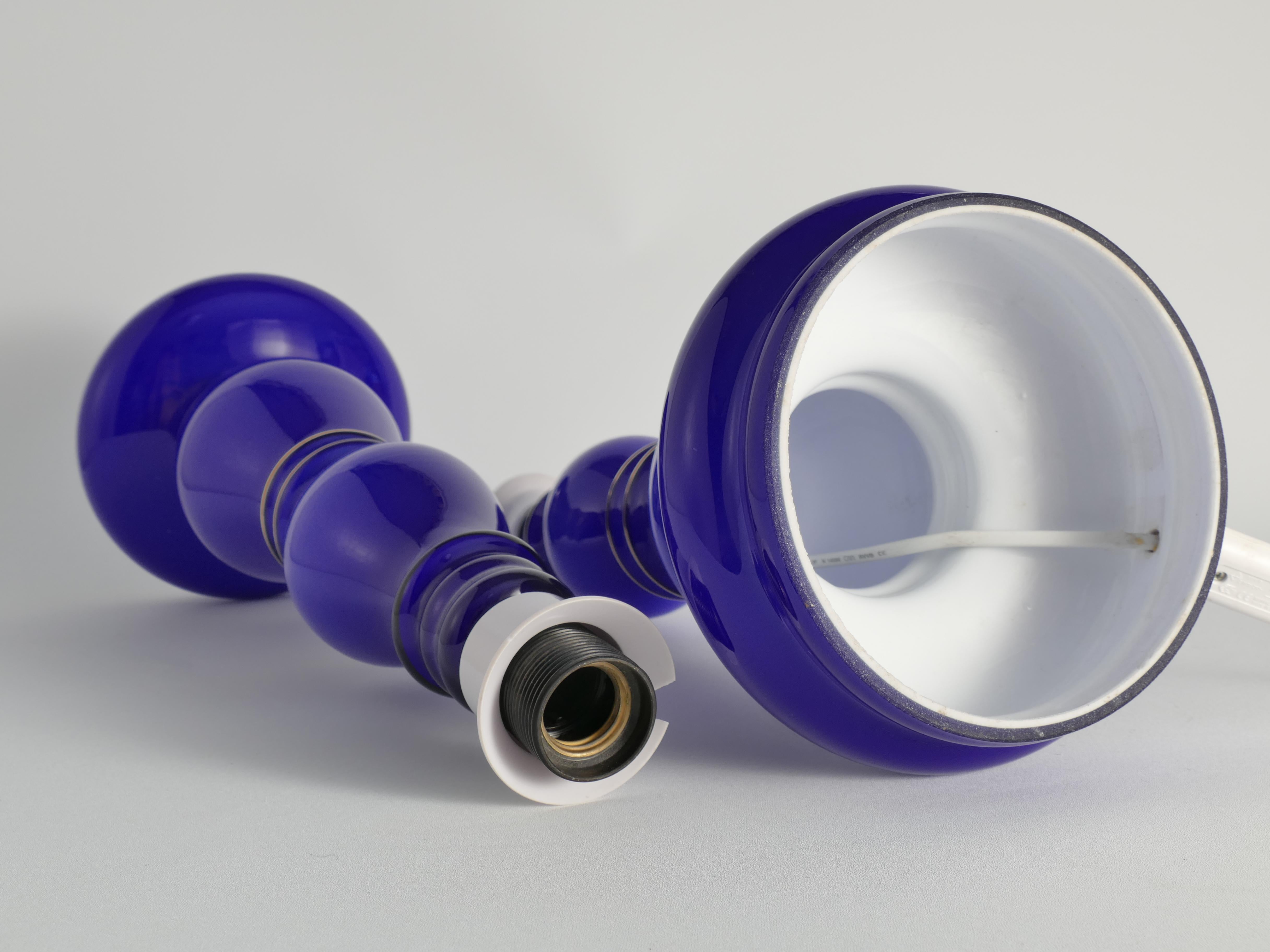 Balusterförmige Tischlampen aus kobaltblauem Glas, Glashütte Rosdala 1960, 2er-Set (Buntglas) im Angebot