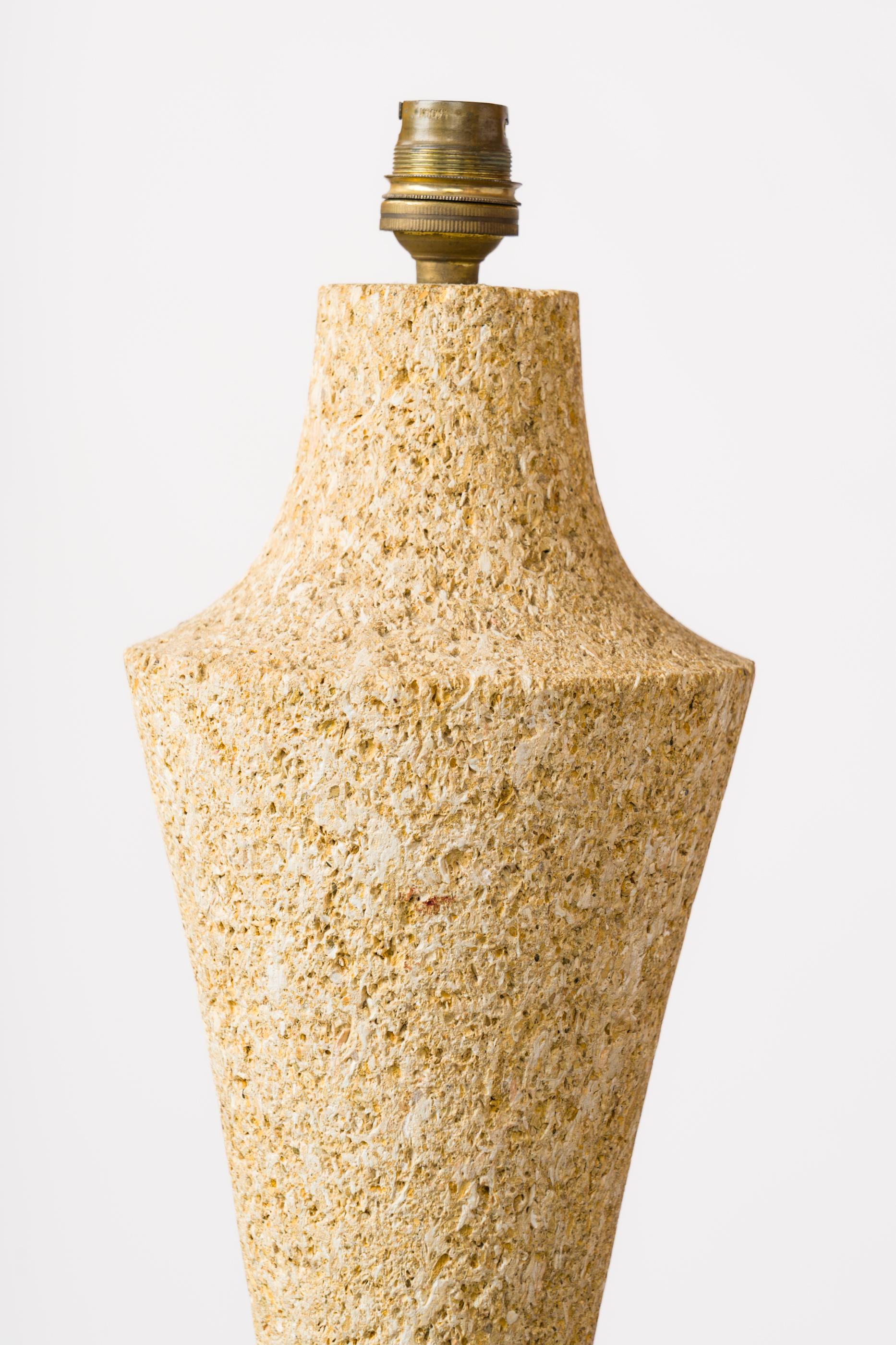 Lampada da tavolo a forma di balaustro Gard Stone - Francia, anni '70 In condizioni buone in vendita a New York, NY