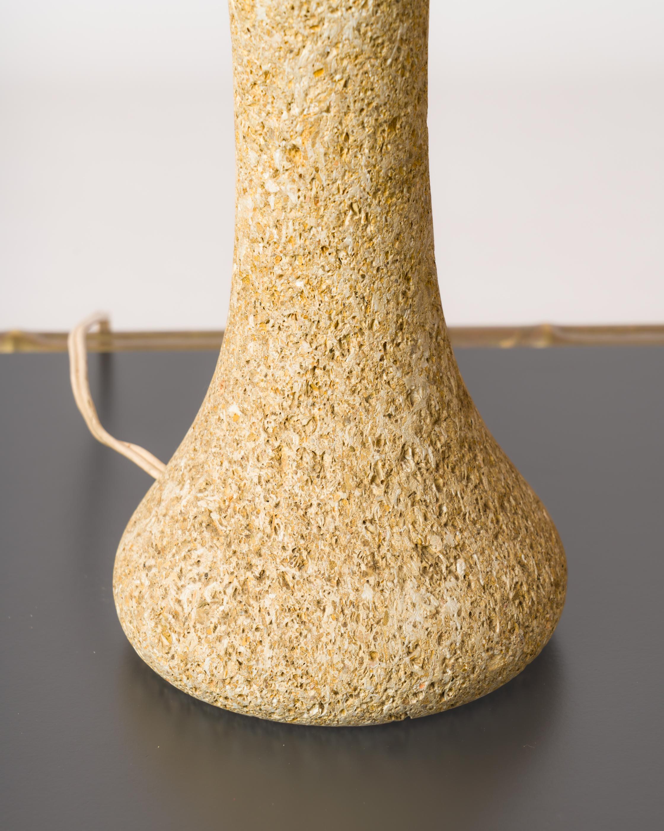 Fine XX secolo Lampada da tavolo a forma di balaustro Gard Stone - Francia, anni '70 in vendita