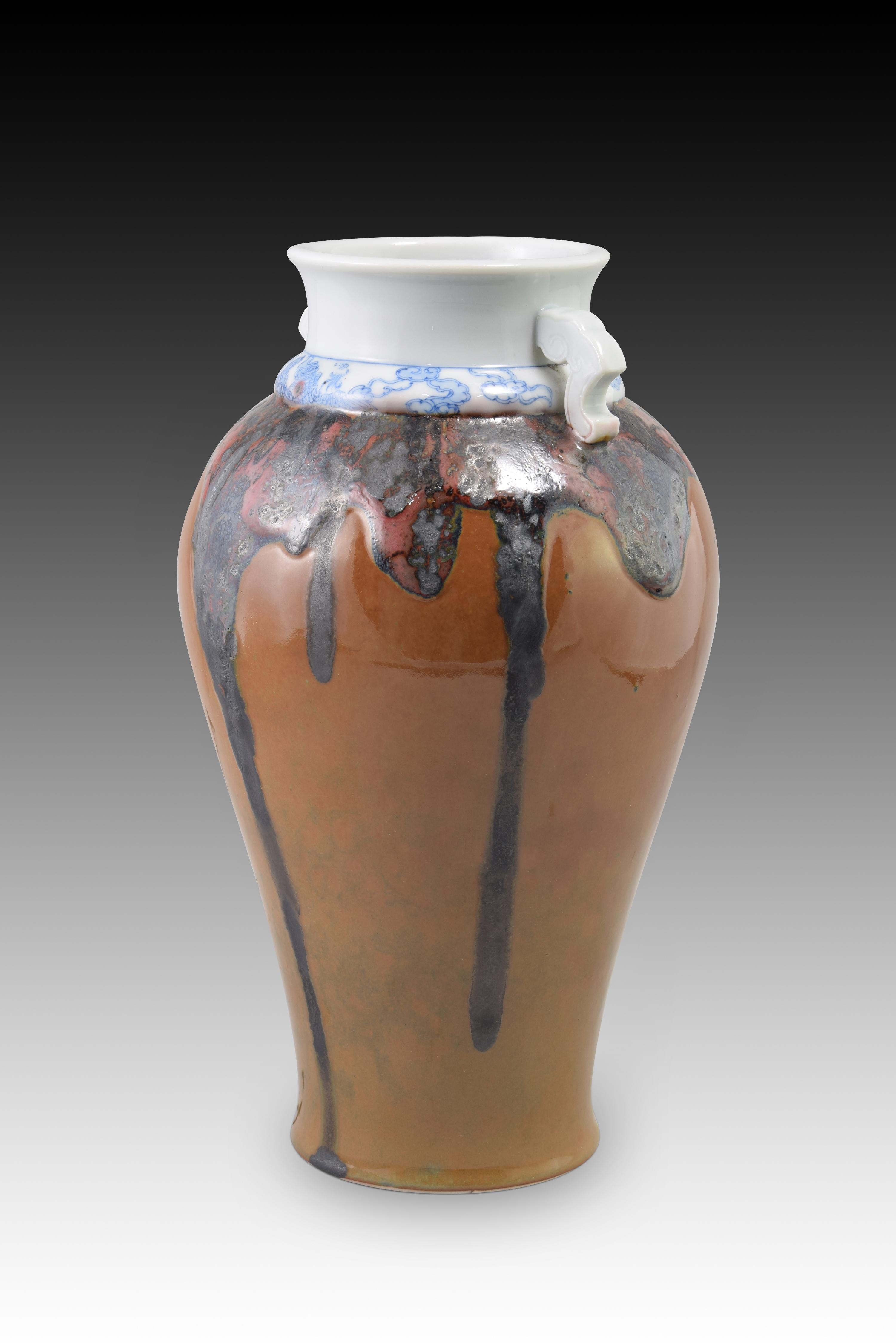 Vaso a balaustro. Porcellana. Periodo Taisho, Giappone, 1912-1926. 
Con segni sulla base.
 Vaso a balaustro (per la sua forma) in porcellana di Hirado smaltata in marrone con vernice all'ossido di ferro e due manici a forma di scettro sulla parte