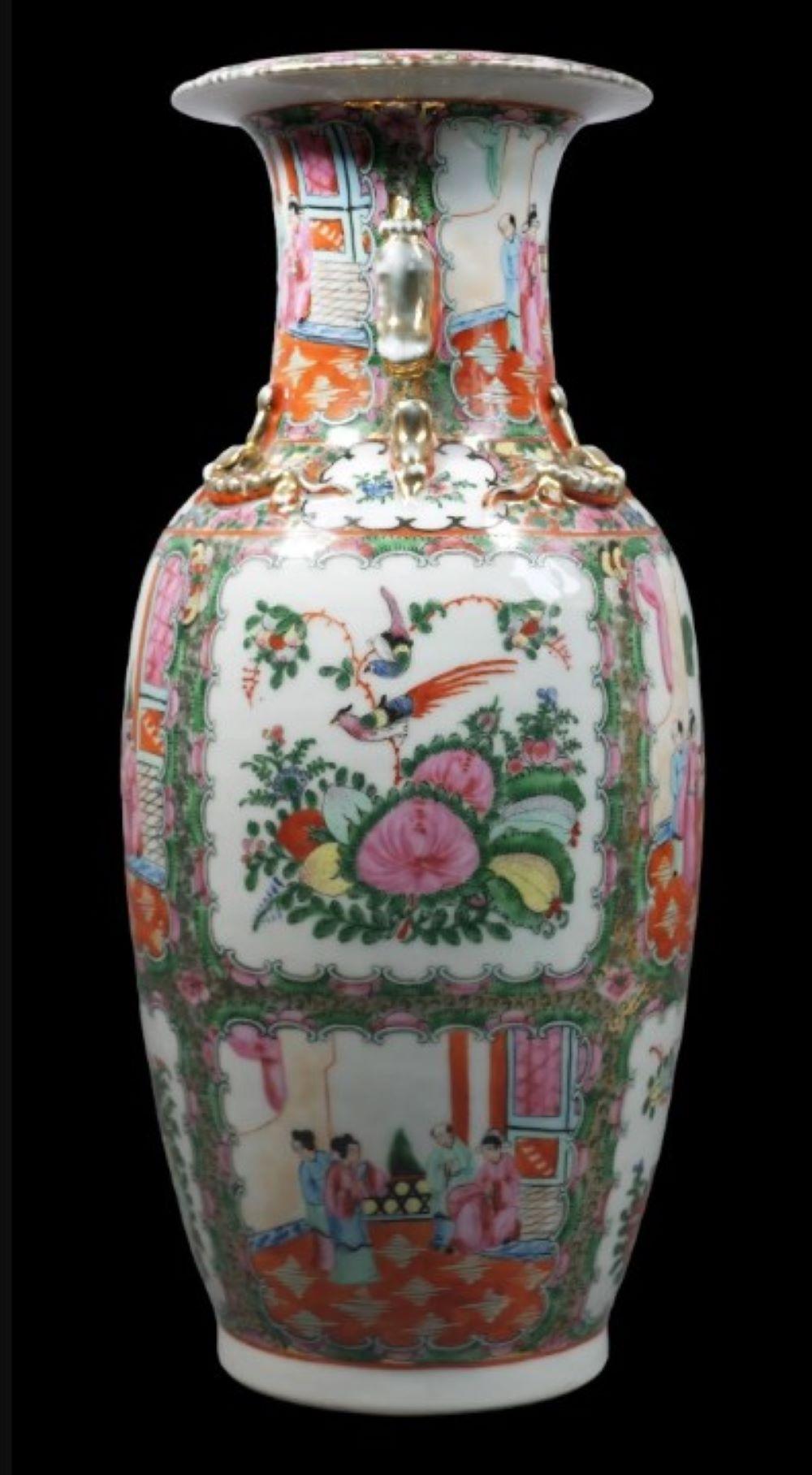 Baluster vase Canton porcelain - famille rose - Qing - Early 20th China In Good Condition In Beuzevillette, FR