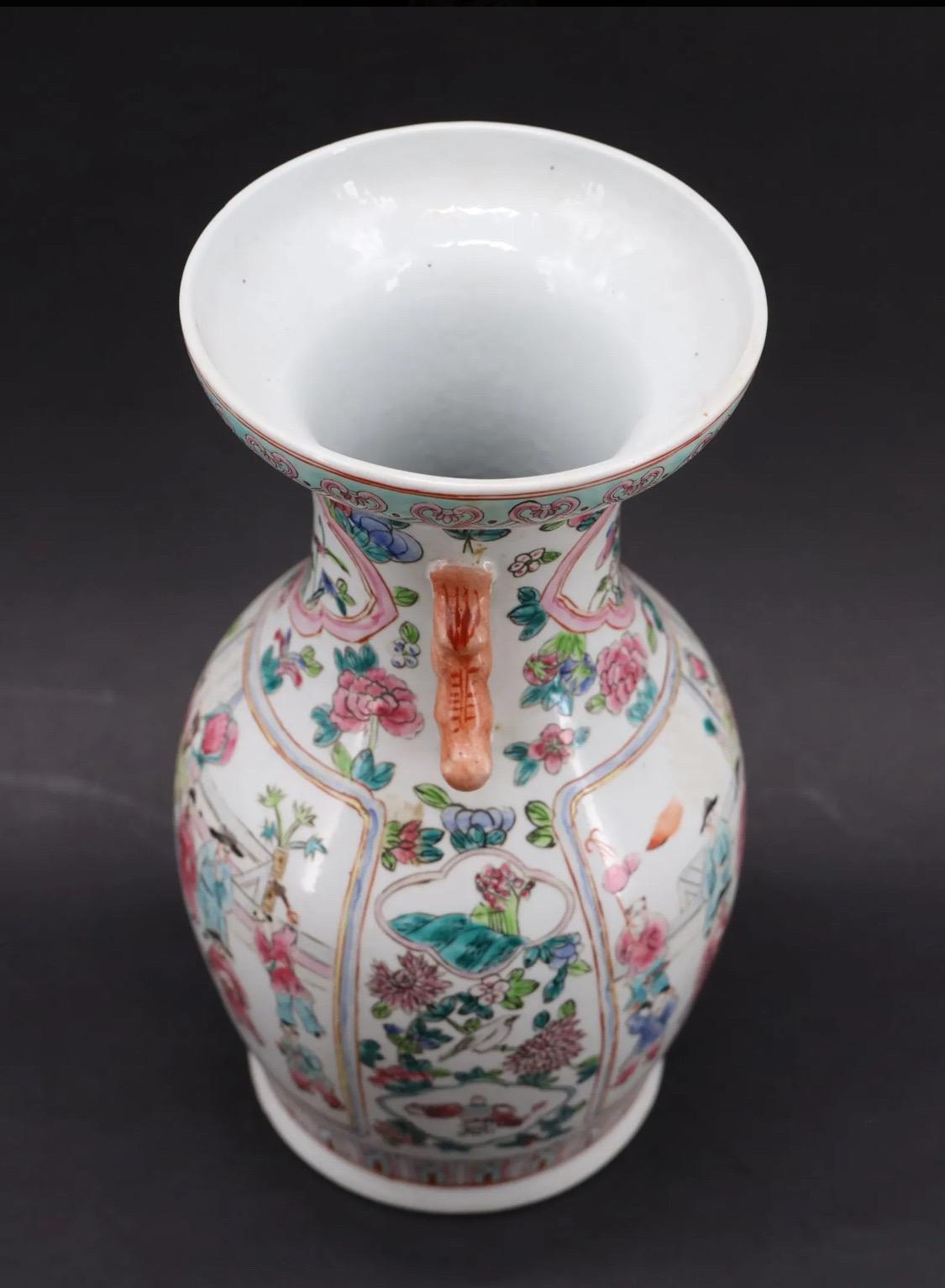 Große und schöne chinesische Balustervase mit ausgestelltem Hals aus Kantonsporzellan und polychromer Famille-Rose-Emaillierung aus dem späten 19. Jahrhundert.
Diese große Vase ist mit Palastszenen verziert, die hauptsächlich Männer und Kinder in