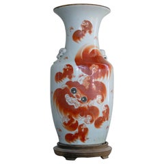 Vase balustre en porcelaine blanche à décor de chien de fô, fin du XIXe siècle