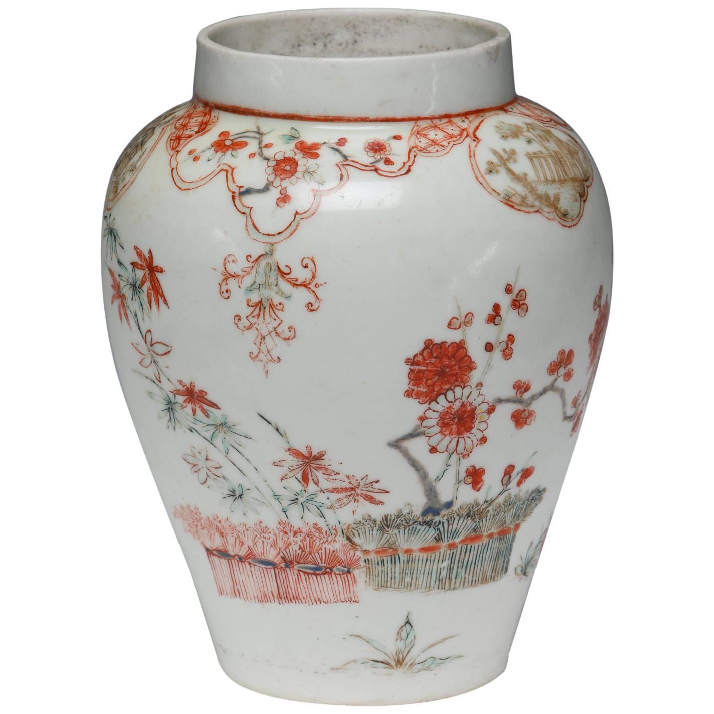 Vase balustre, décoration kakiemon, usine de porcelaine à nœud, vers 1748 en vente