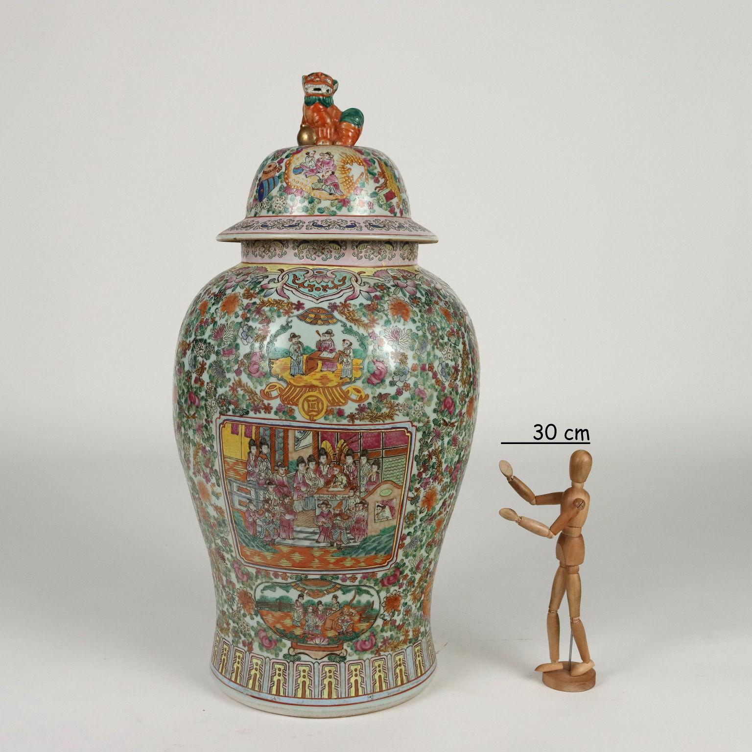 Baluster porcelain vase with Fô dog shape lid, decorated in polychrome enamels with flowers and butterflies and within polylobed cartouches with scenes of courtly life.