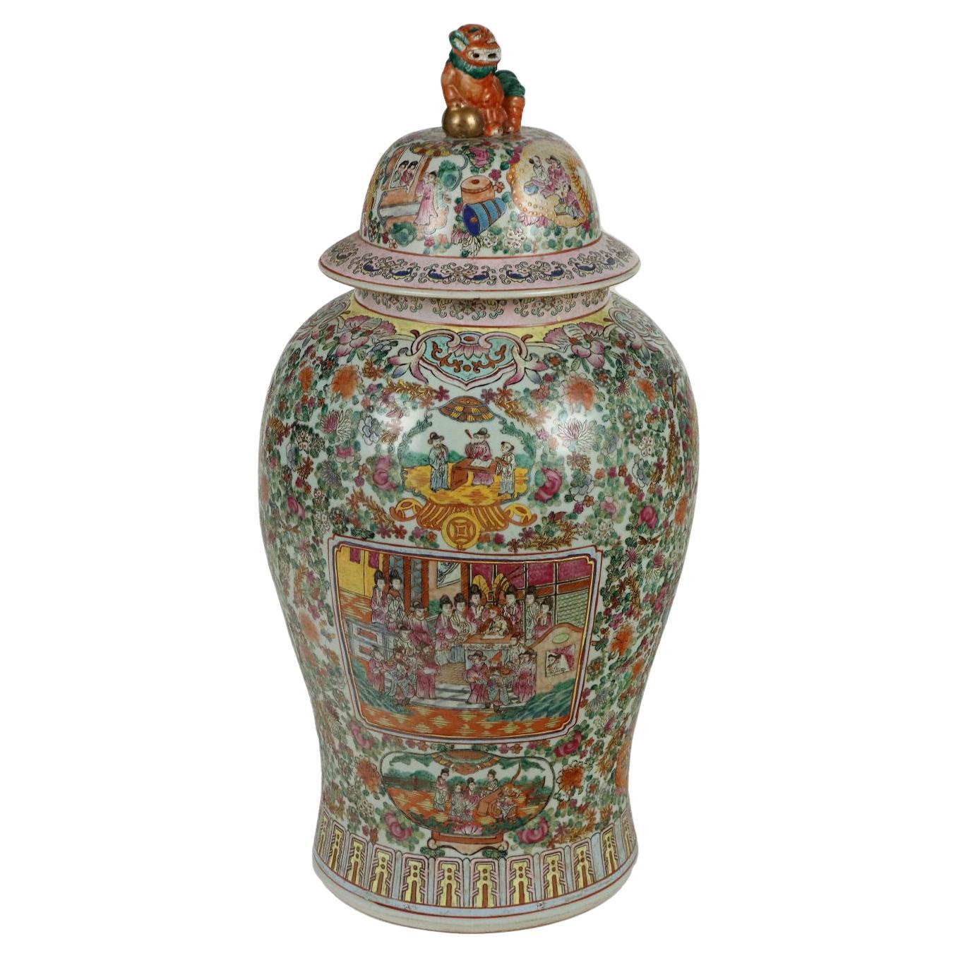 Vase balustre en porcelaine de Chine XXe siècle