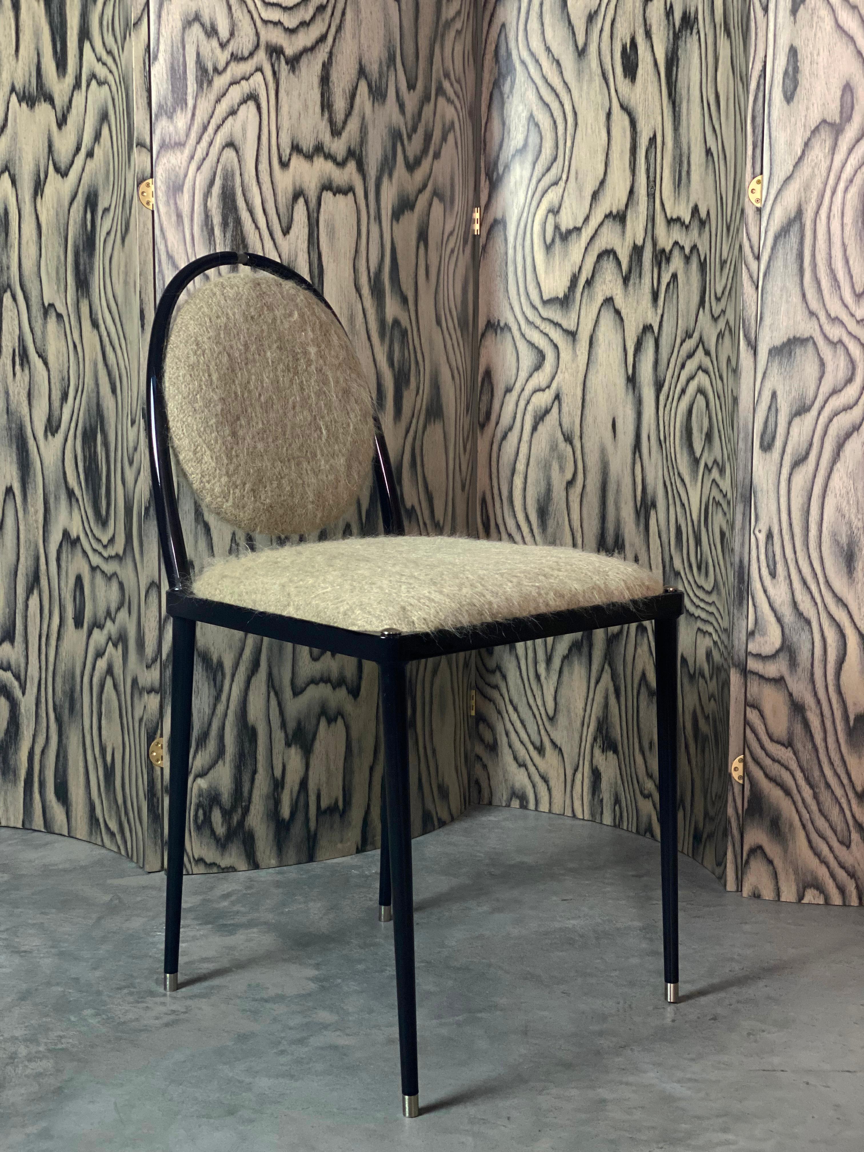 Part of the Balzaretti series, this chair reflects the traditional values of Italian craftsmanship reinterpreted in a light and modern design of great visual harmony. Stunning in its simplicity, the matte black metal frame features slender legs and