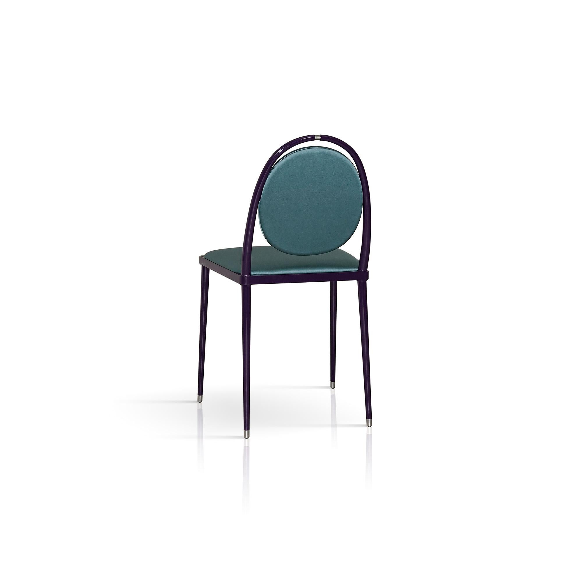 The upholstered medallion backrest and voluminous square seat are the truly outstanding elements of this modern chair whose clean and delicate design characterizes the Balzaretti series. Raised on a slender yet sturdy metal frame with an