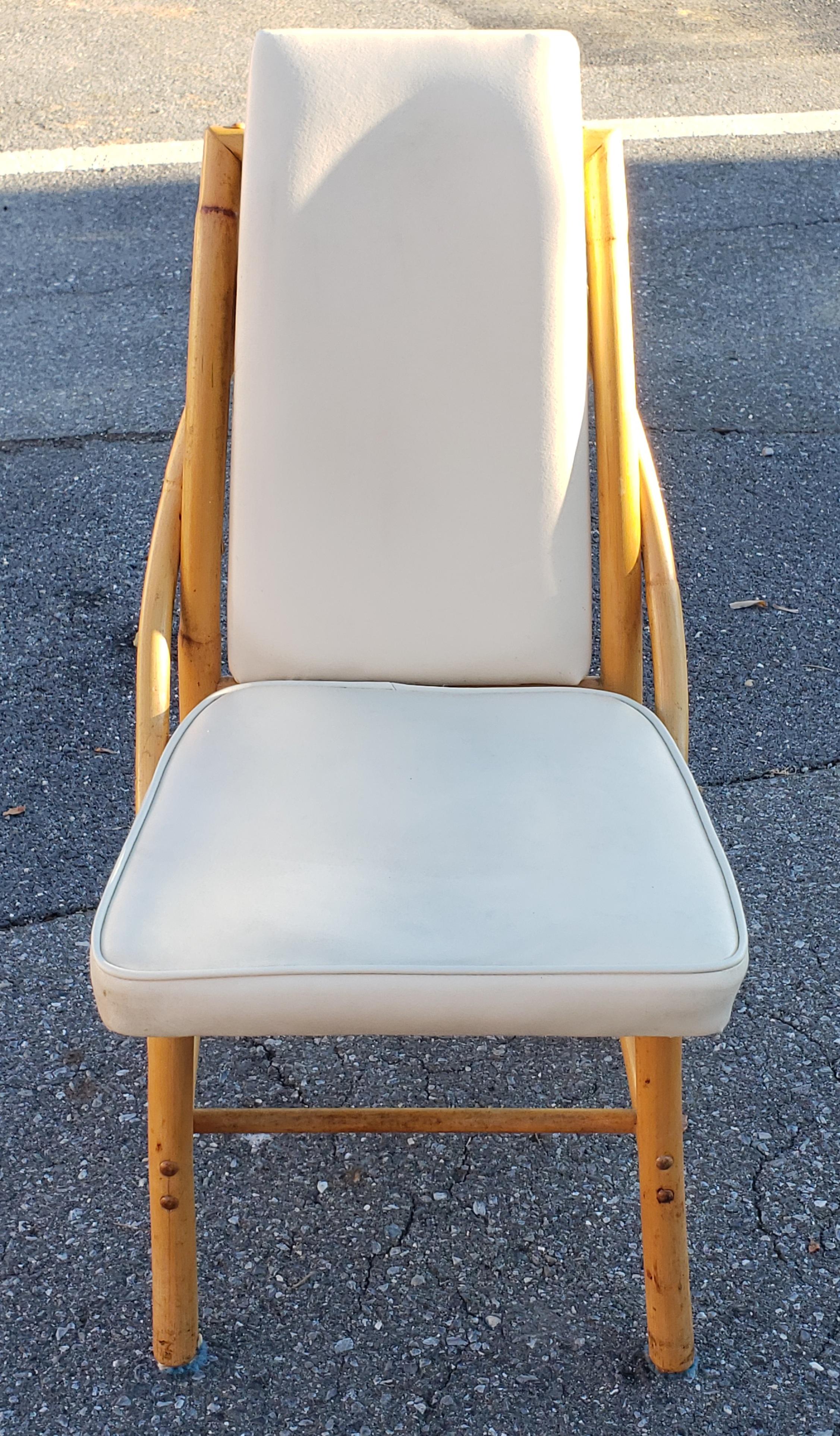 Diese Auflistung ist für eine Reihe von 6 sehr einzigartig Esszimmerstühle.  Gestell aus geschwungenem Rattan. Sitze und Rückenlehnen aus elfenbeinfarbenem Vinyl. Hergestellt von Bam-Tan Lantana, Florida USA. Ungefähr 60er Jahre.

Größe in Zoll: