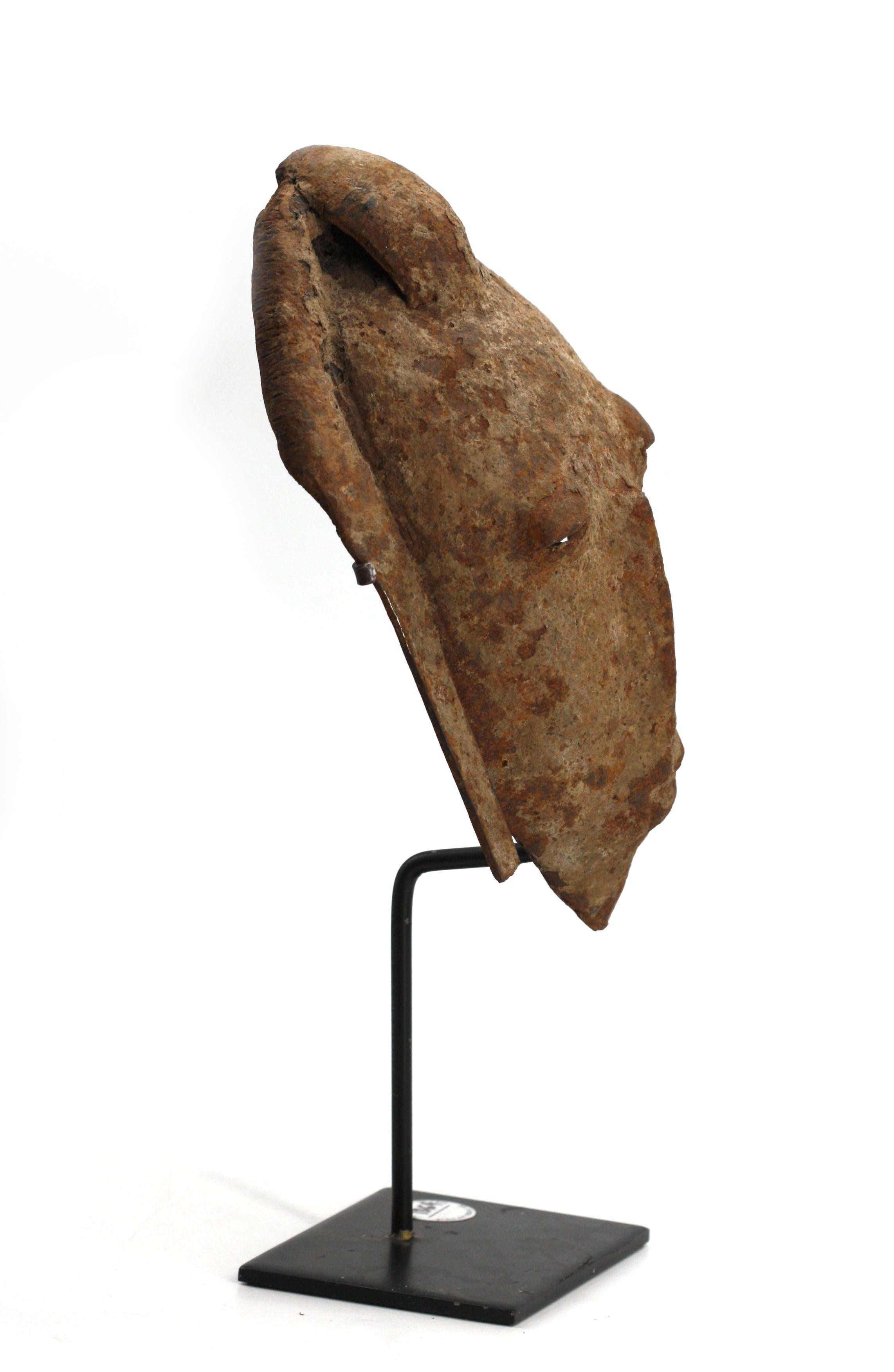 Maschera di danza femminile cerimoniale Bamana in ferro, Mali
Occhi a mandorla, naso allungato e bocca chiusa, con lunghi capelli pendenti, con patina rossa e marrone, su un supporto di metallo.
Altezza 10 pollici, larghezza 6 pollici.
Provenienza: