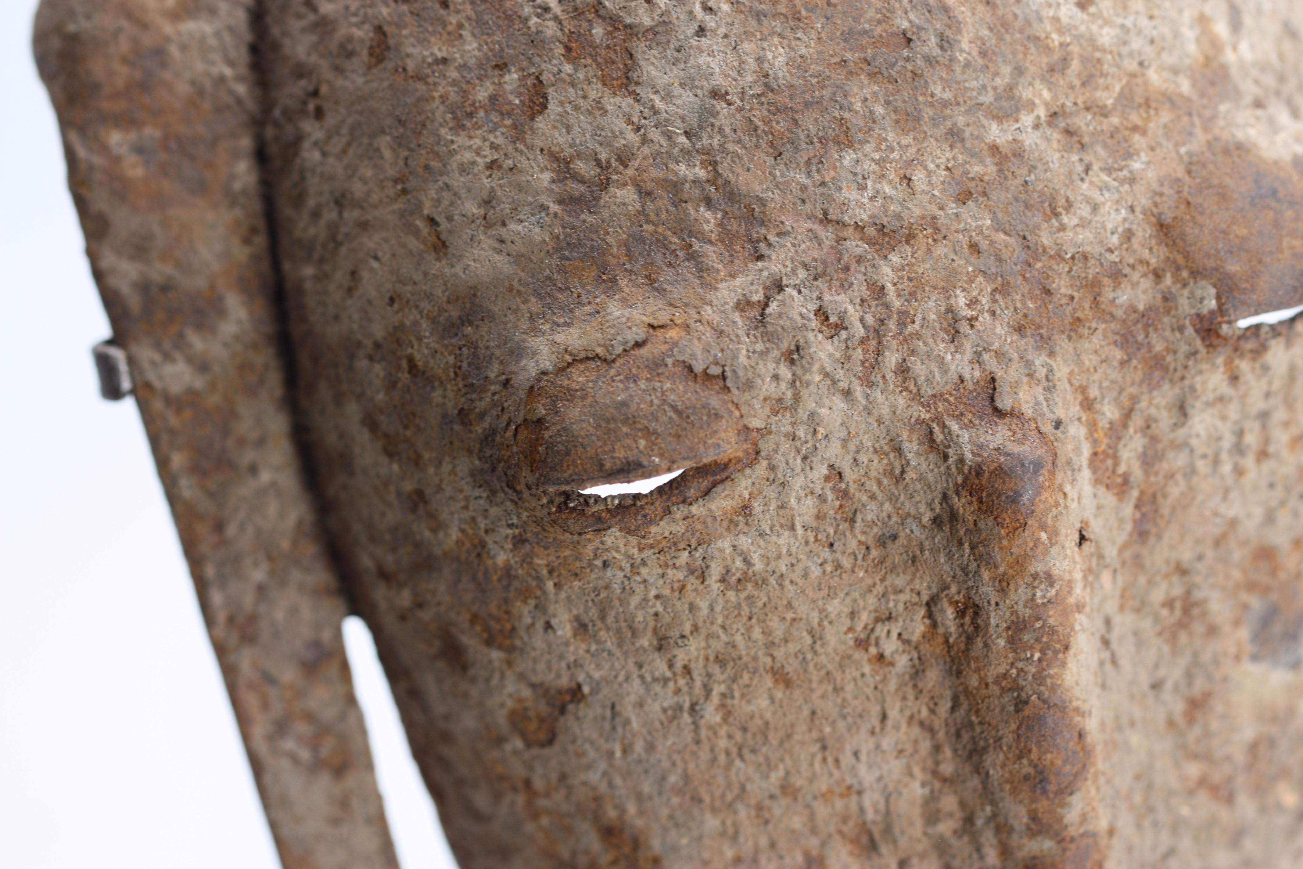 Legno Maschera di danza femminile cerimoniale Bamana in ferro, Mali in vendita