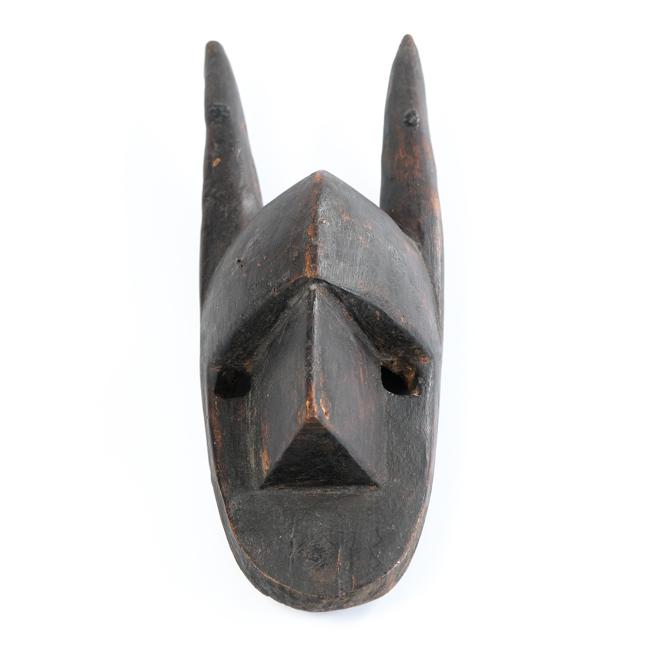 Angeboten wird eine auffällige Kore Suruku (Hyäne) Maske vom Volk der Bamana (Bambara) in Mali, Westafrika, aus dem frühen bis mittleren 20. Jahrhundert. 

Der Suruku (die Hyäne) ist eine der komplexesten und symbolisch aufgeladensten Figuren im