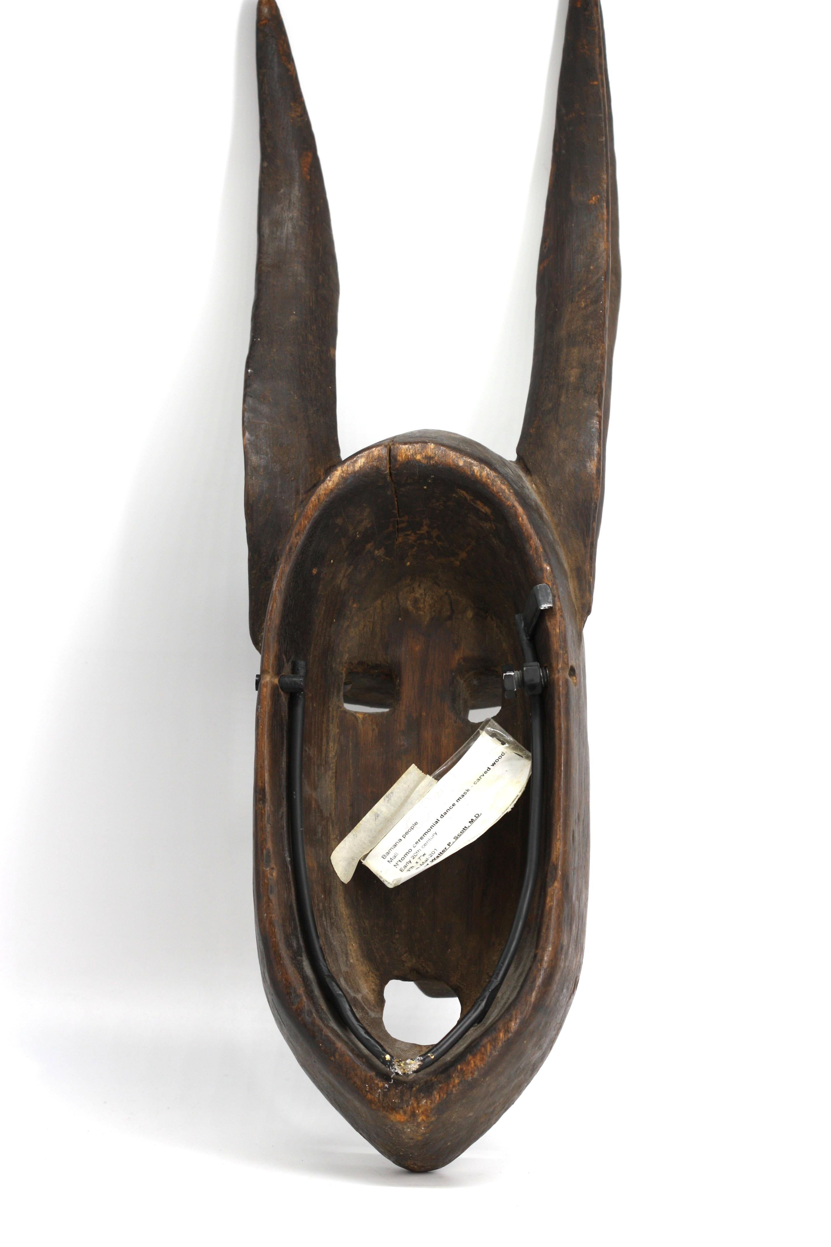 
Maschera da danza cerimoniale Bamana Notomo Wood
Altezza 23 pollici, larghezza 7 pollici, profondità 6,5 pollici.
Provenienza: Precedentemente proprietà della Lynn University
Dono di Walter P. Scott, MD