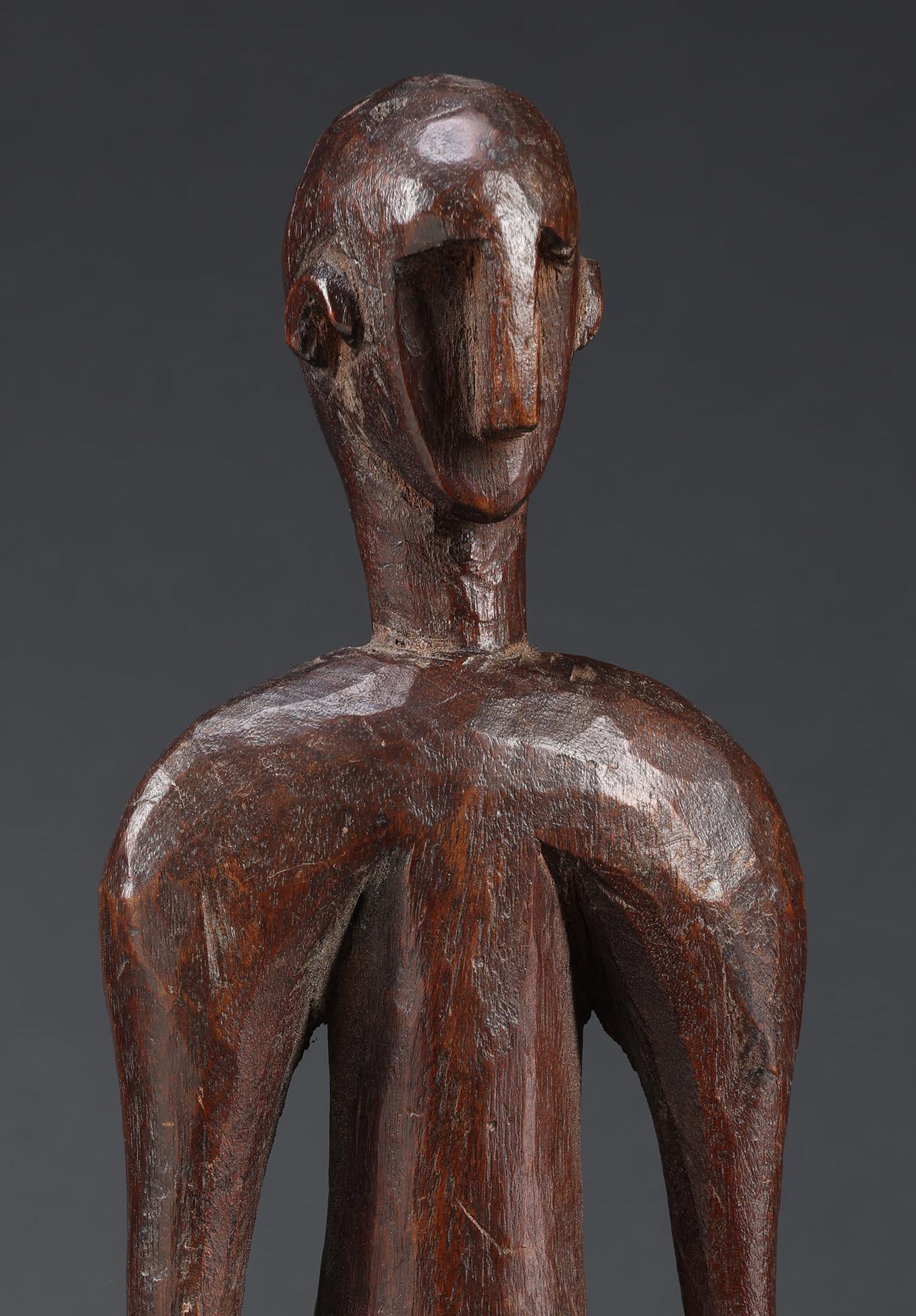 Figure masculine debout aux épaules puissantes de Bambara Mali Afrique en vente 3