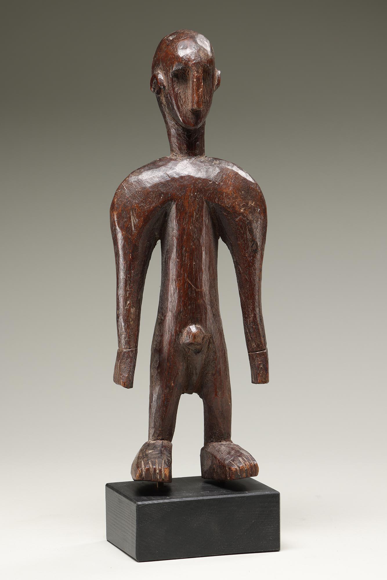 Bambara Personnage masculin debout aux épaules puissantes, aux bras latéraux et aux grands pieds.  Du Mali, Afrique

Il est en bon état et présente des traces d'usure, de polissage et d'érosion dues à un usage traditionnel, adaptées à son âge, à son