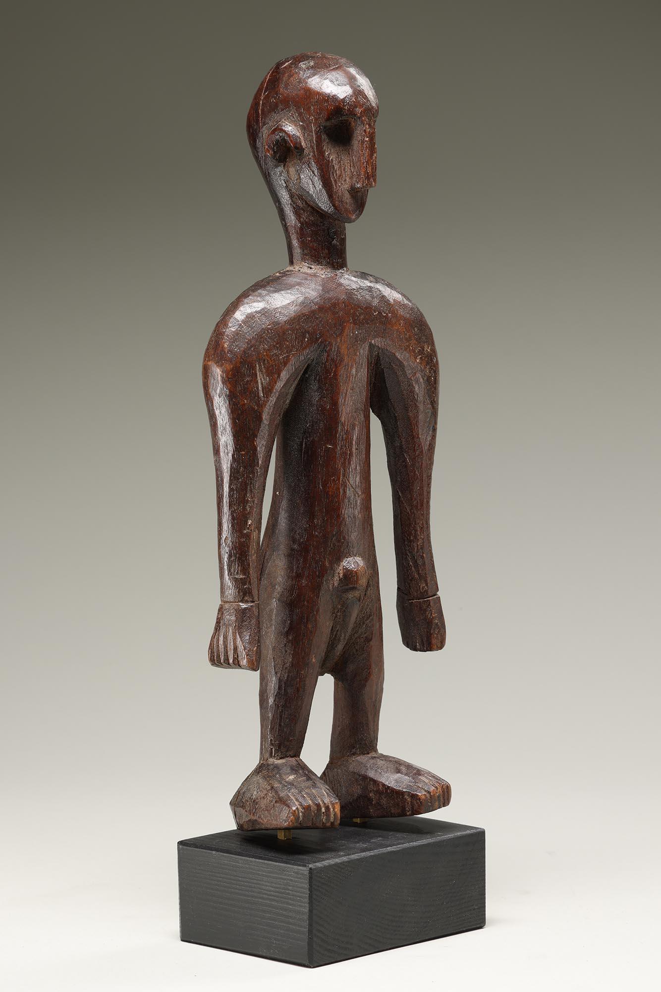 Tribal Figure masculine debout aux épaules puissantes de Bambara Mali Afrique en vente