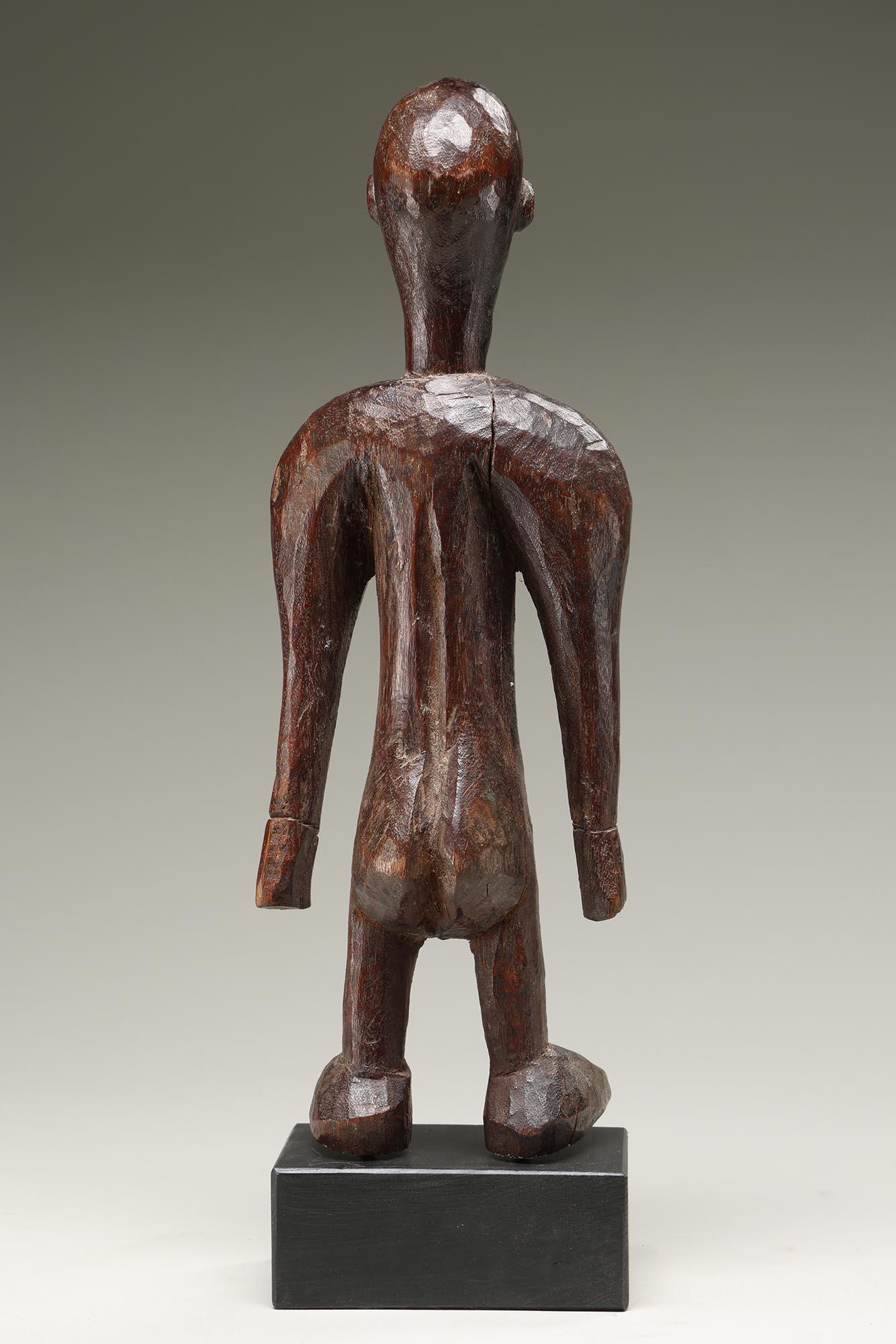 Sculpté à la main Figure masculine debout aux épaules puissantes de Bambara Mali Afrique en vente