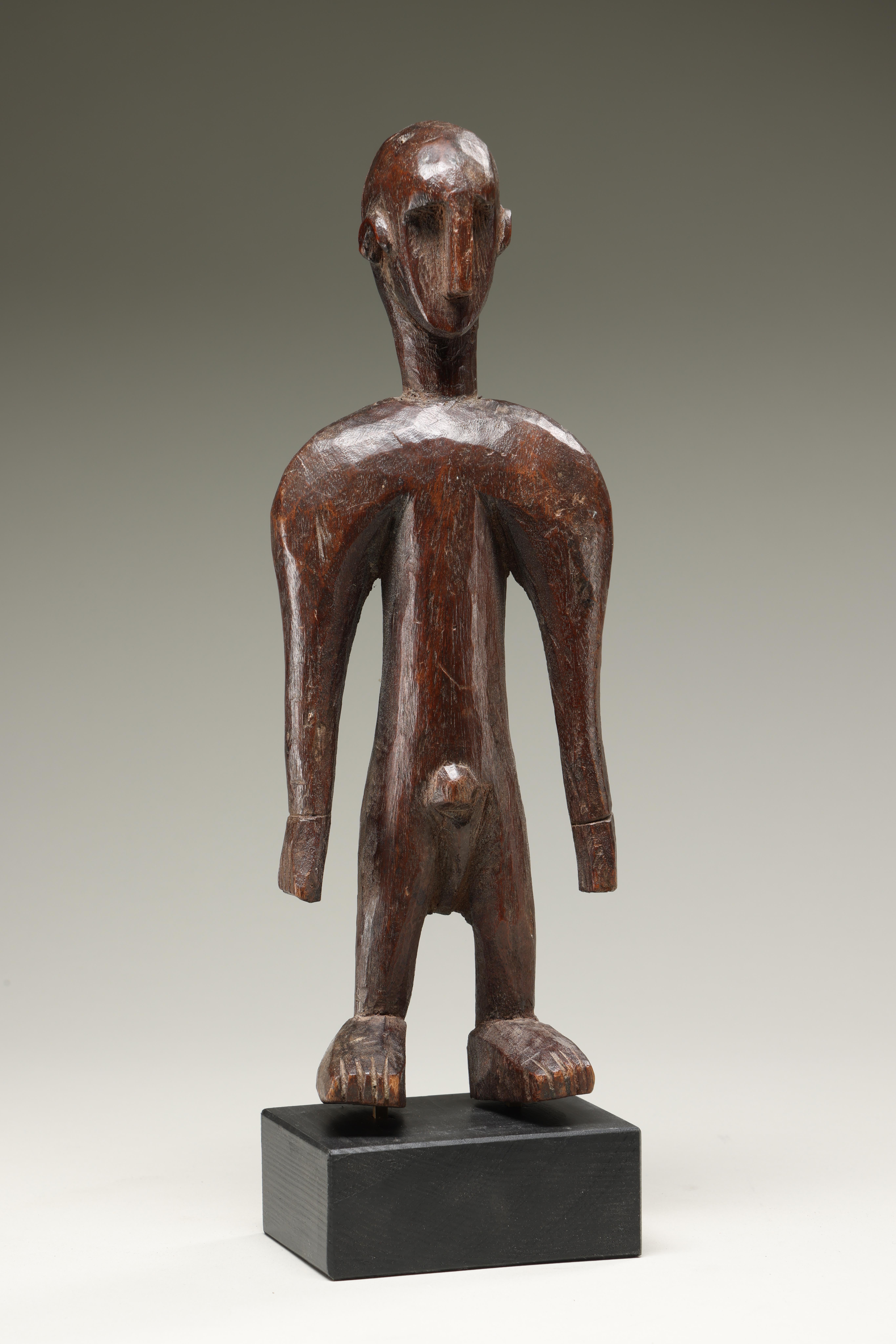 Figure masculine debout aux épaules puissantes de Bambara Mali Afrique État moyen - En vente à Point Richmond, CA