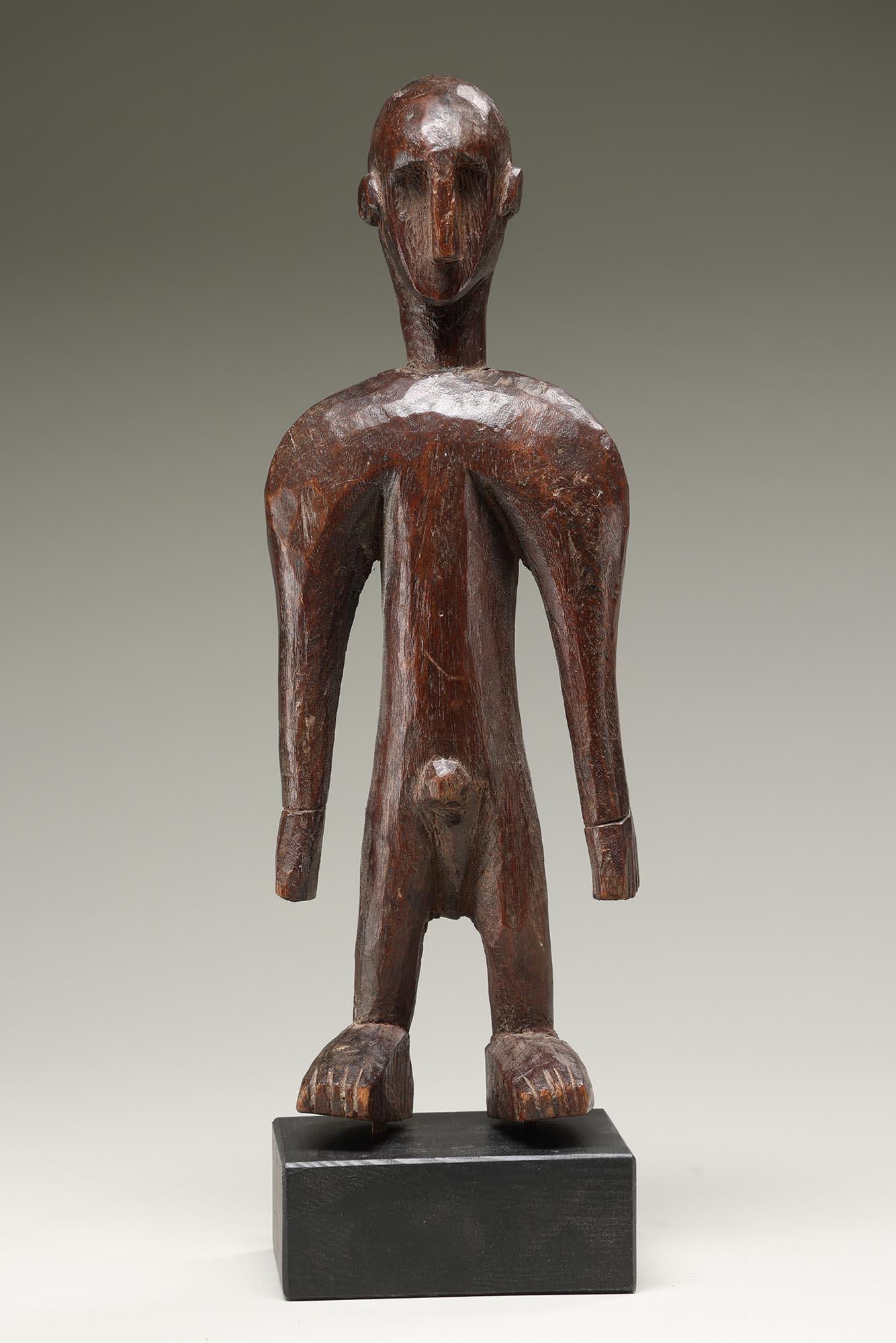 20ième siècle Figure masculine debout aux épaules puissantes de Bambara Mali Afrique en vente