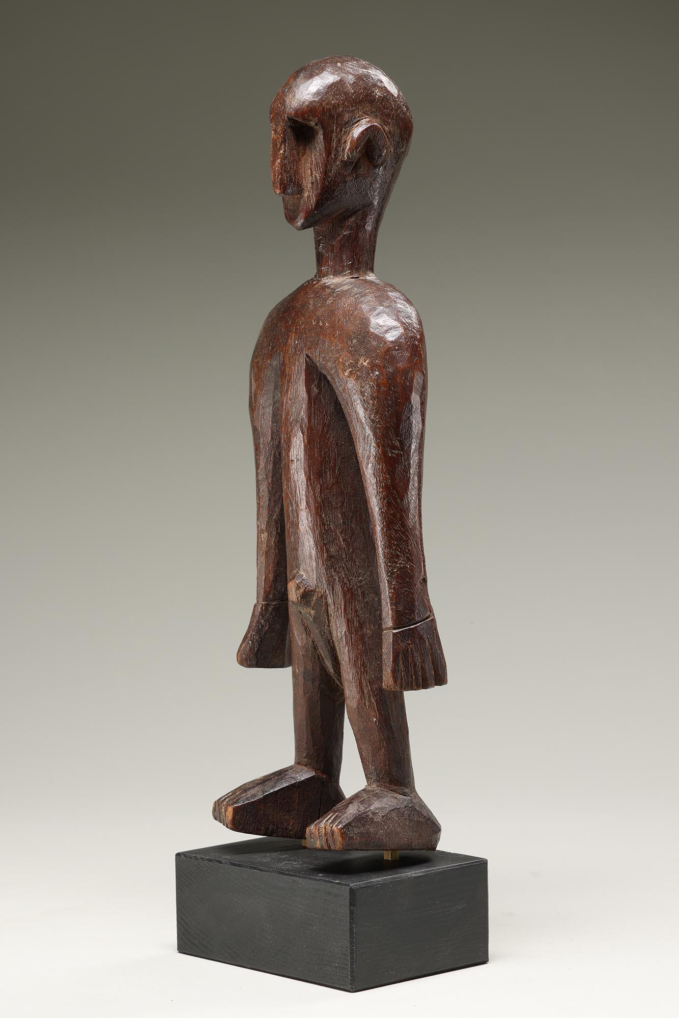 Figure masculine debout aux épaules puissantes de Bambara Mali Afrique en vente 1