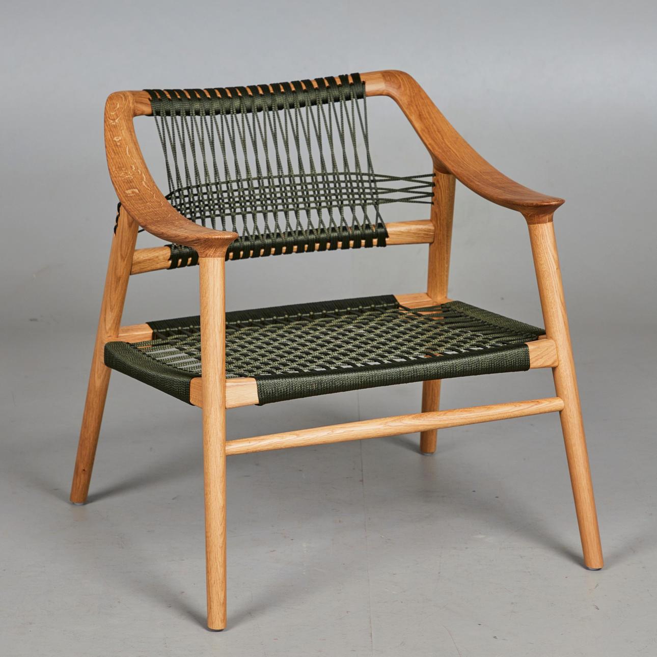 Bambi 56/1 / Chaise longue
par Rastad & Relling 

Chaise longue en noyer ou chêne massif avec assise et dossier en corde tressée. Le fauteuil Bambi Lounge, symbole du design norvégien et pièce maîtresse de la ligne Bambi, a été conçu à l'origine par