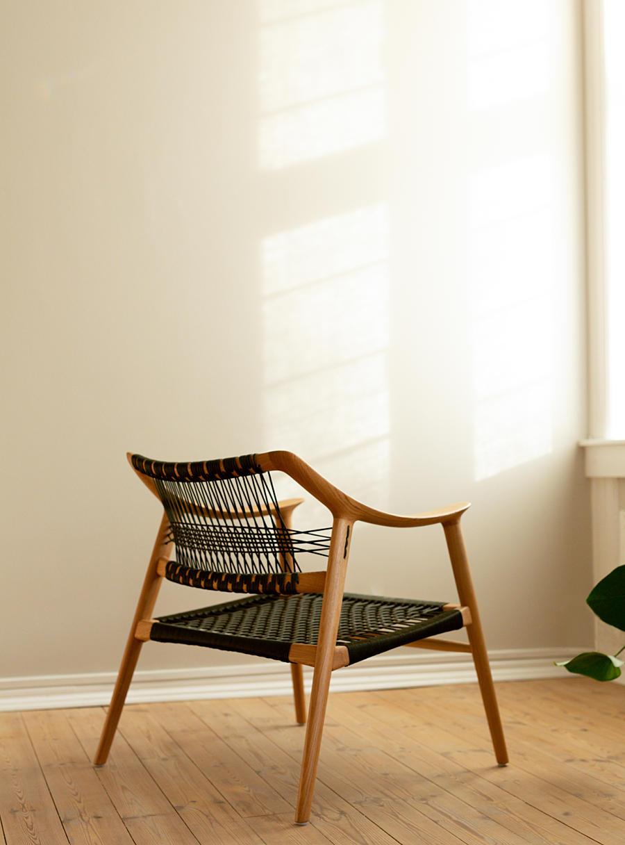 Norvégien Chaise longue Bambi 56/1 par Fjord Fiesta en chêne massif et cordon tressé en vente