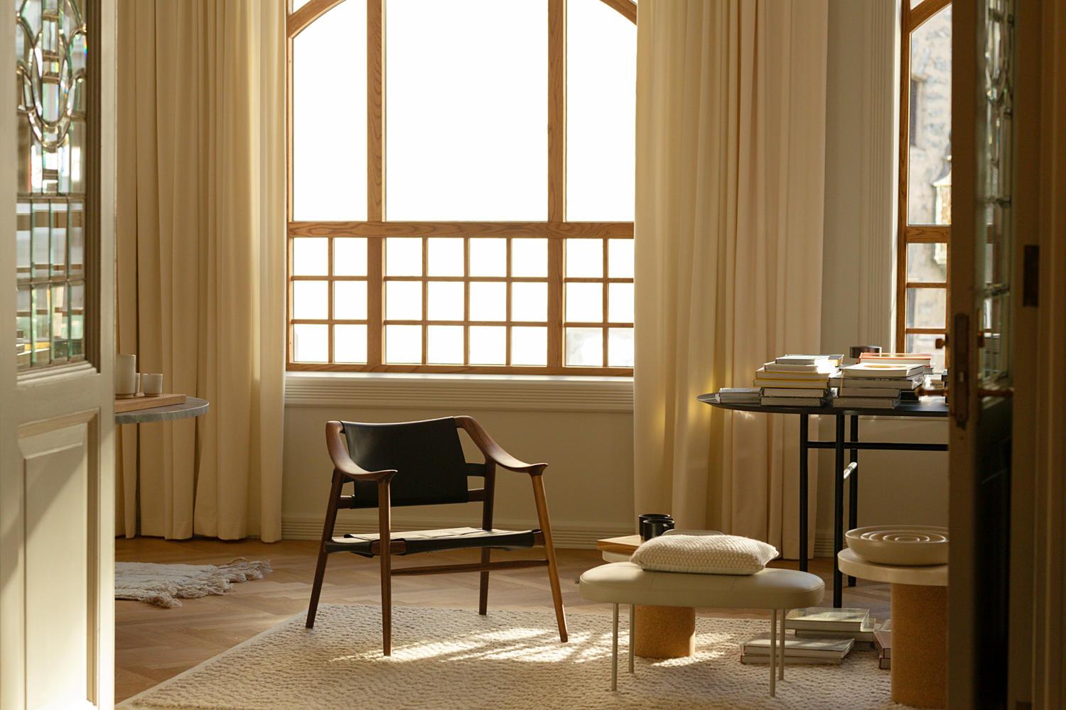 Bambi 56/2 / Chaise longue
par Rastad & Relling 

Chaise longue en noyer ou chêne massif avec assise et dossier en cuir brodé. Le fauteuil Bambi Lounge, symbole du design norvégien et pièce maîtresse de la ligne Bambi, a été conçu à l'origine par la