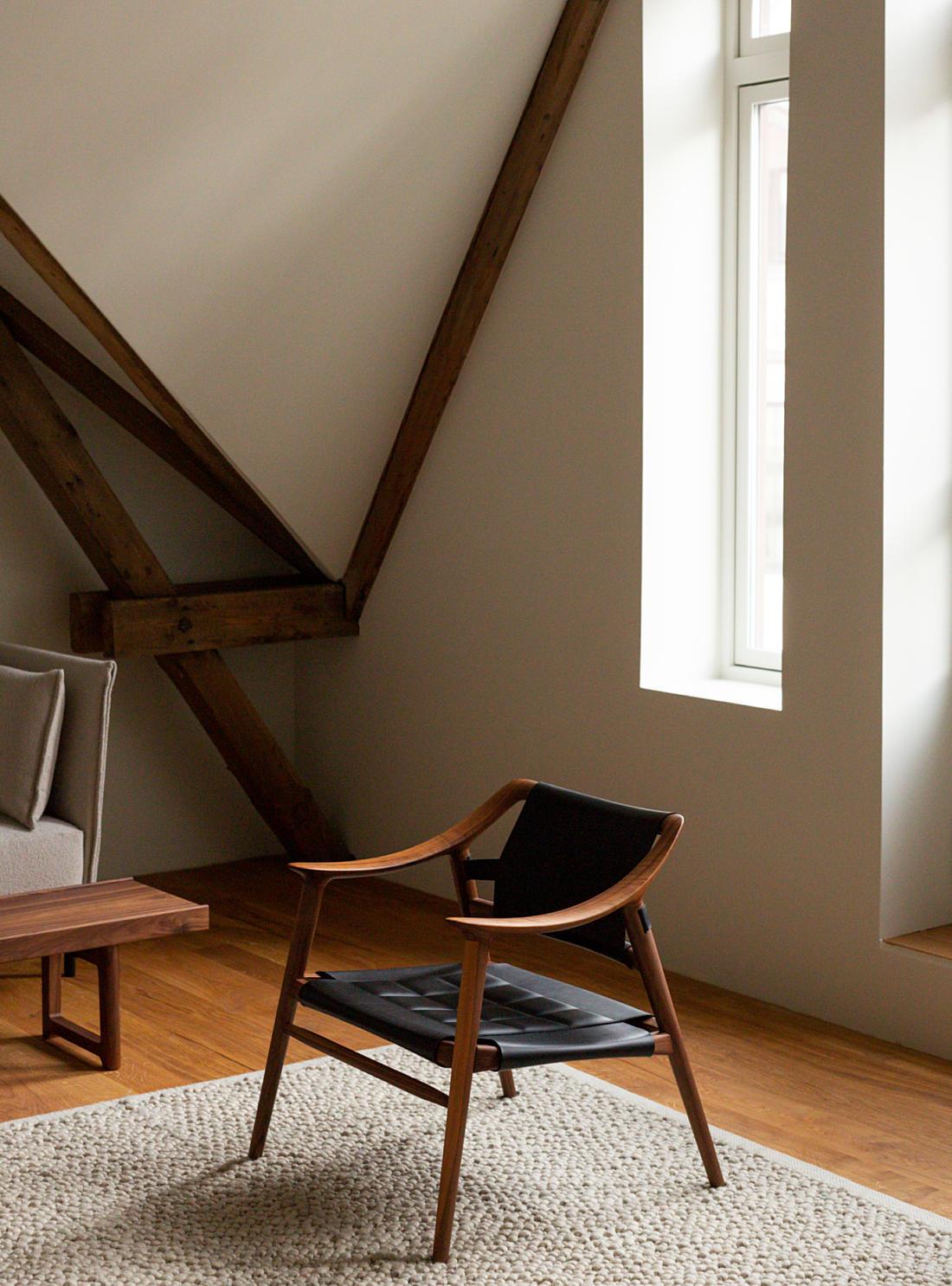 Moderne Chaise longue Bambi 56/2 par Fjord Fiesta en noyer massif et cuir brodé en vente