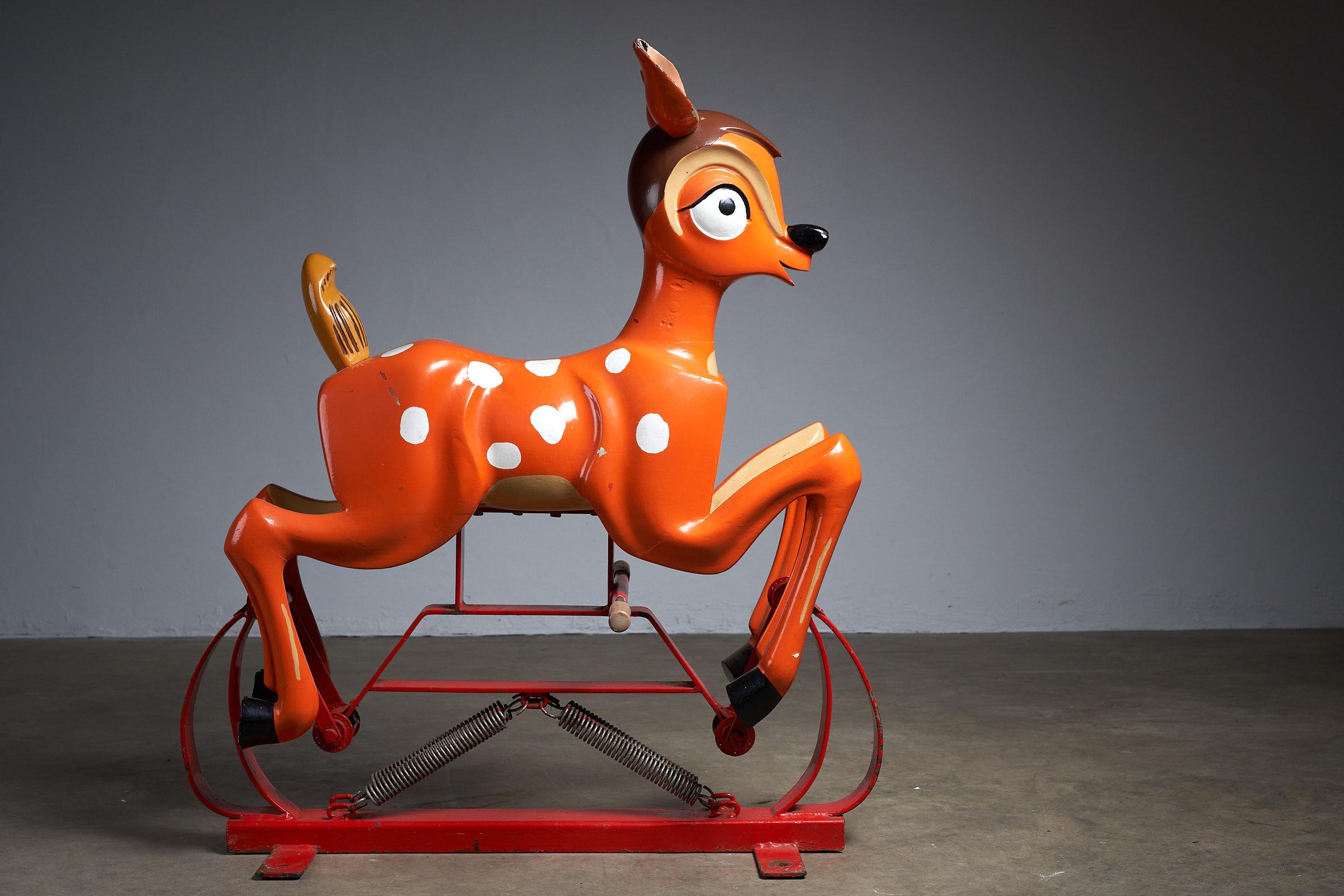 Retrouvez l'enchantement de l'enfance avec cette ravissante figurine de carrousel antique représentant un Bambi en bois sculpté. Montée sur un cadre métallique à bascule, cette pièce nostalgique évoque la fantaisie et le charme des carrousels