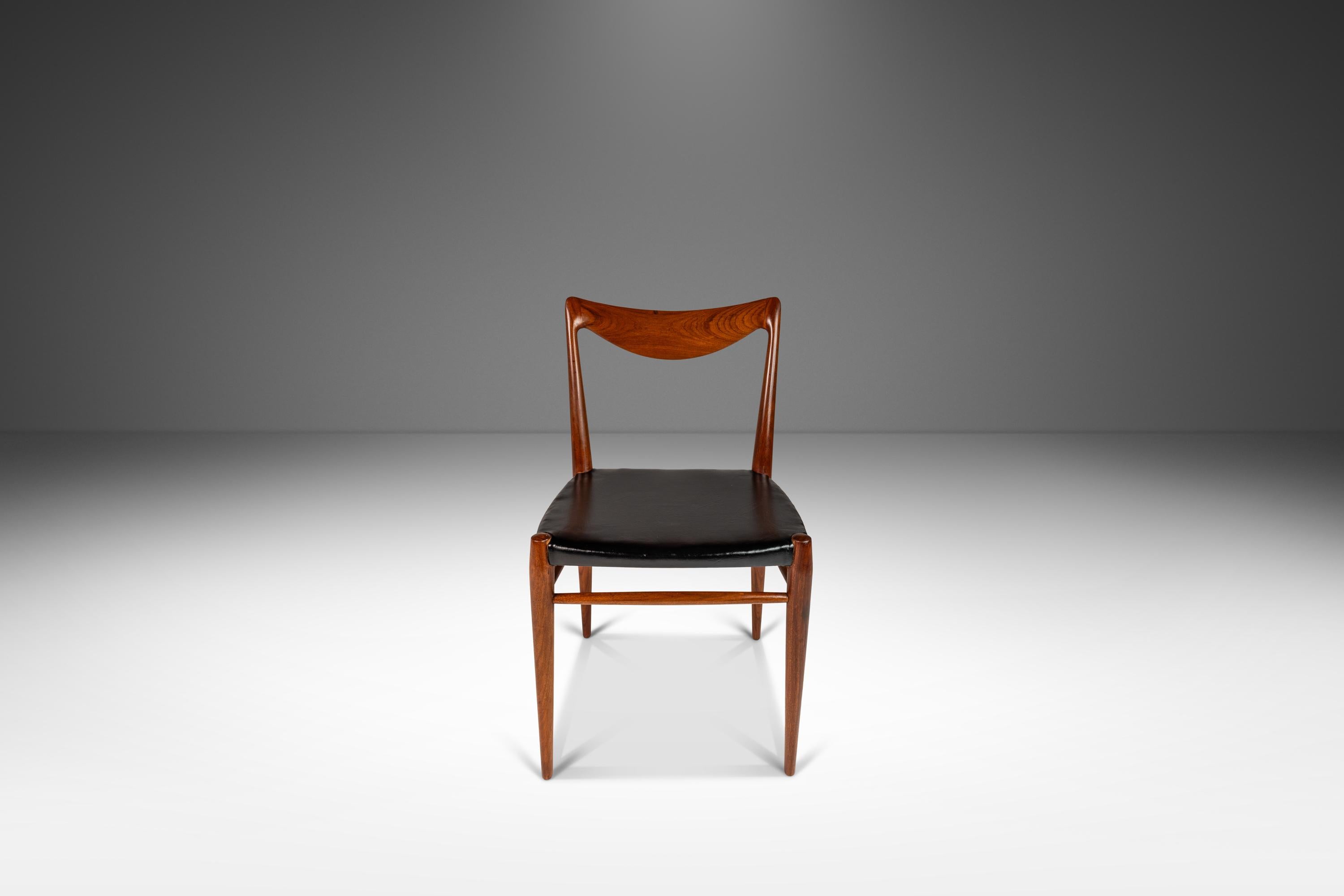 Cette exceptionnelle chaise de salle à manger en teck Bambi de Rolf Rastad & Adolf Relling est un exemple stupéfiant de l'artisanat scandinave avec un dossier en teck sculpté à la main, construit en bois dur de teck massif et des lignes captivantes
