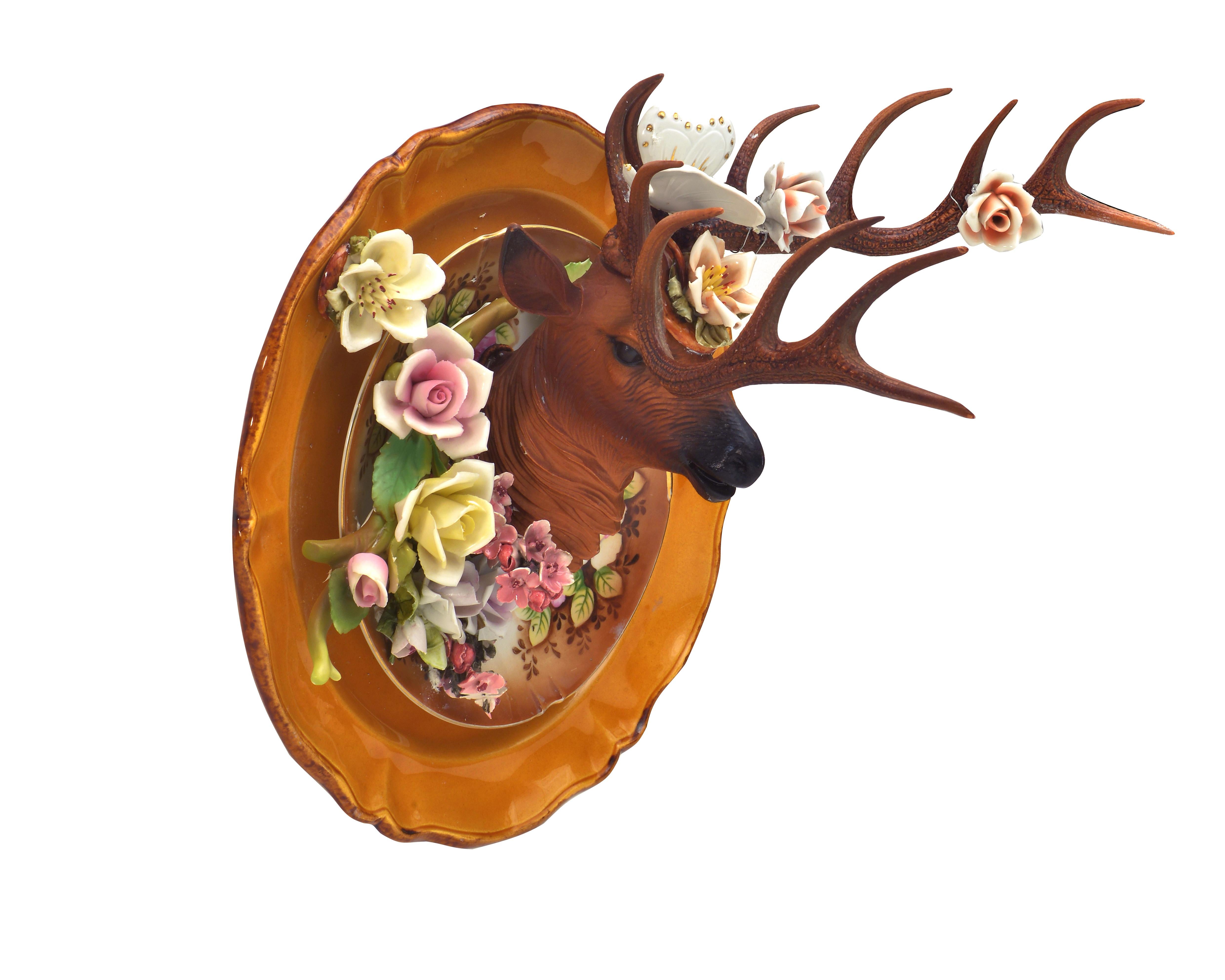 Composizione eseguita con:
Piatto grande in ceramica.
Manifattura: anonima
Piattino da tè in porcellana.
Manifattura: anonima
Fiori in porcellana Capodimonte e Bassano, farfalla in ceramica e cervo in materiale plastico.
Sistema di appensione