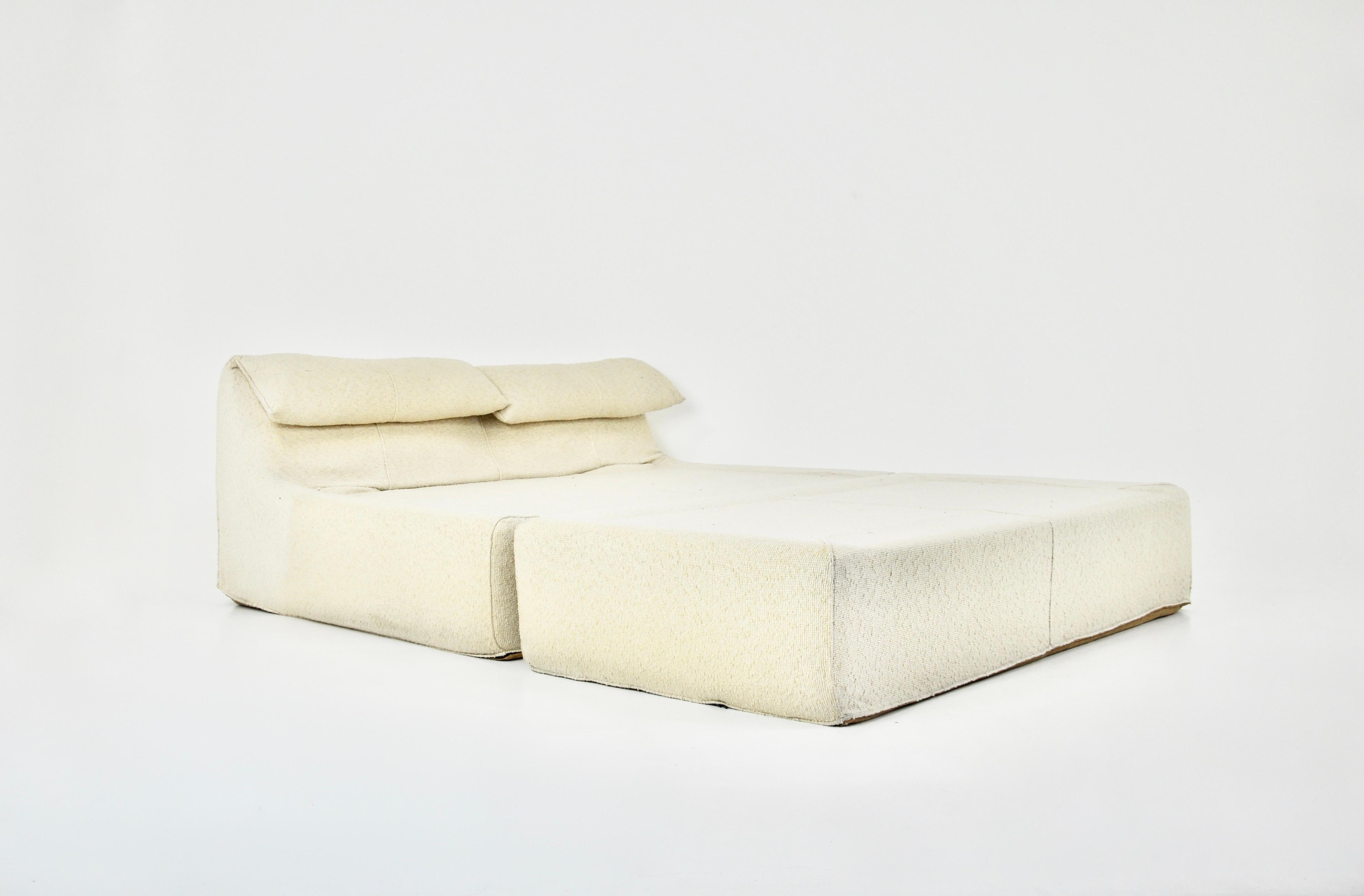Bed in creamy white fabric. Model: Bambole by Mario Bellini. Stamp under the bed. No tears. Seat height: 36.5cm. Depth when closed: 127cm. Wear due to time and age of the bed.
 