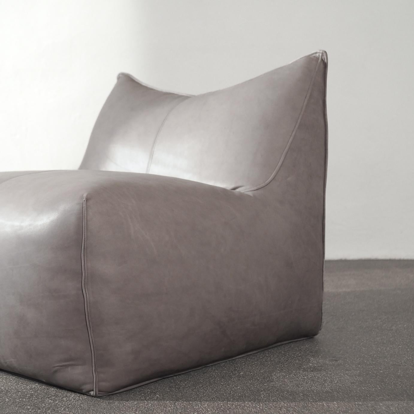 The Bambole armchair is part of the Le Bambole series, which was designed in 1973. Bambole is a timelessly modern icon and an expression of first-class Made in Italy design. What makes it special is the apparent lack of a supporting structure, the