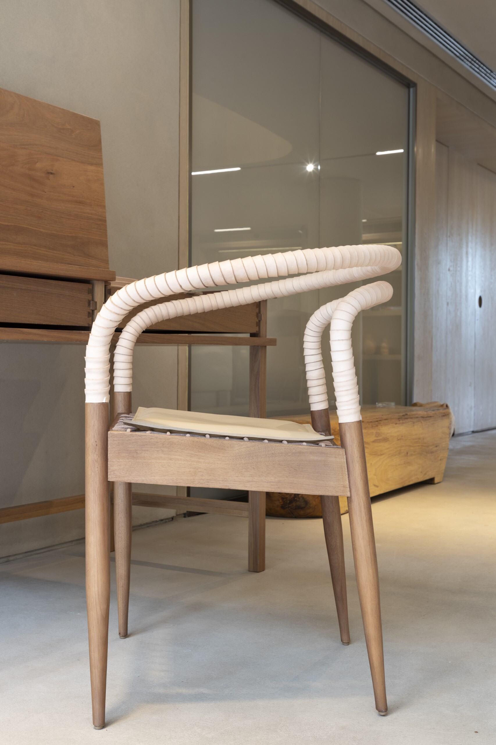 Sedia Bambolê di Ilse Lang - Tributo in pelle e acciaio all'eredità di Hans Wegner in vendita 4