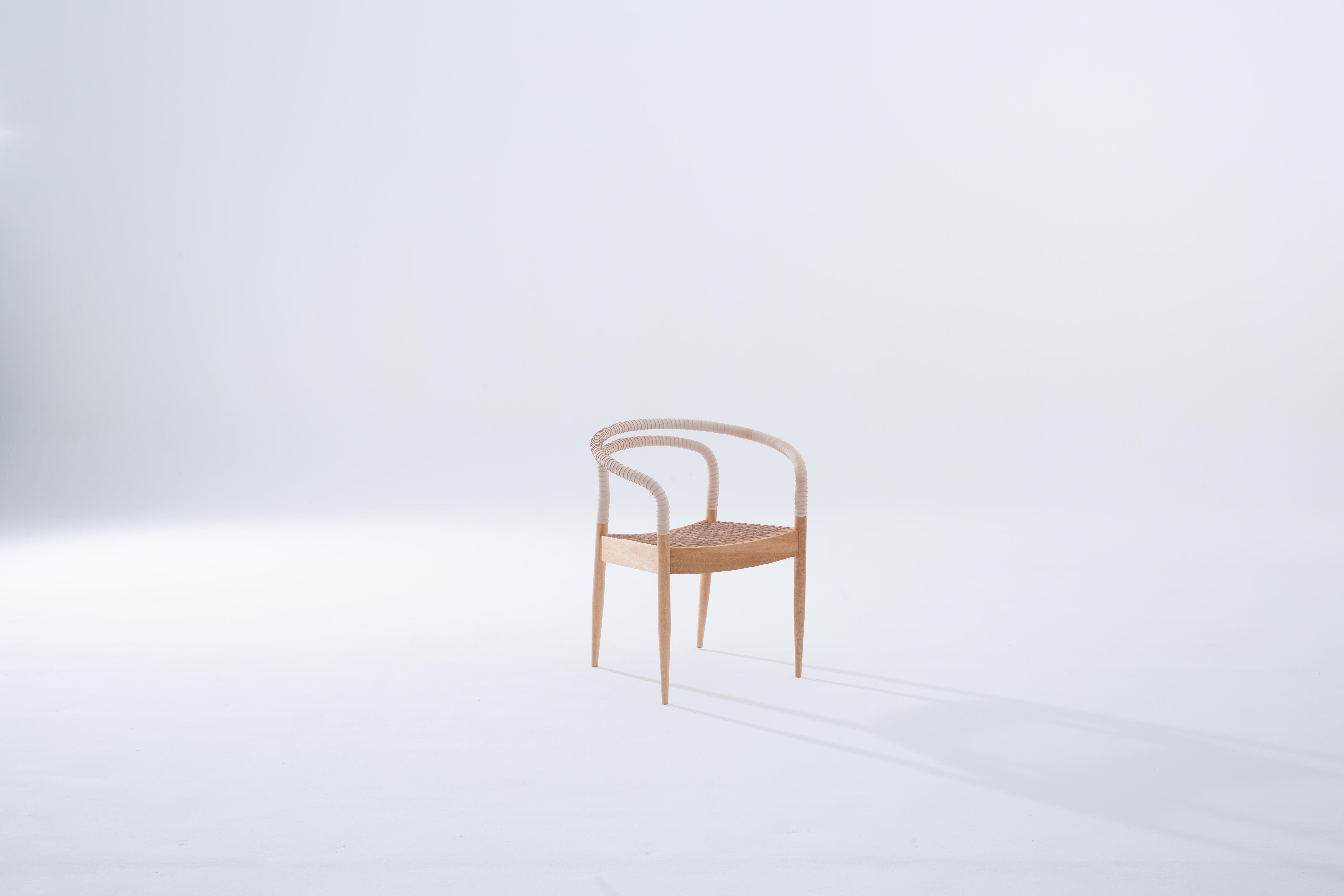 XXI secolo e contemporaneo Sedia Bambolê di Ilse Lang - Tributo in pelle e acciaio all'eredità di Hans Wegner in vendita